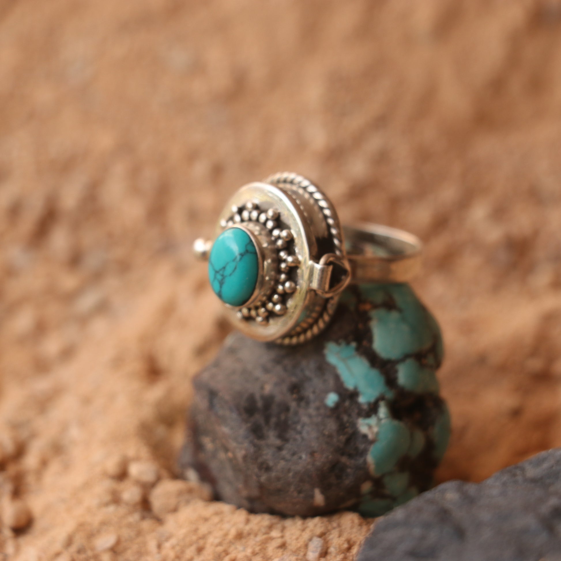 SILVER OPENABLE BOX RING WITH TURQUOISE