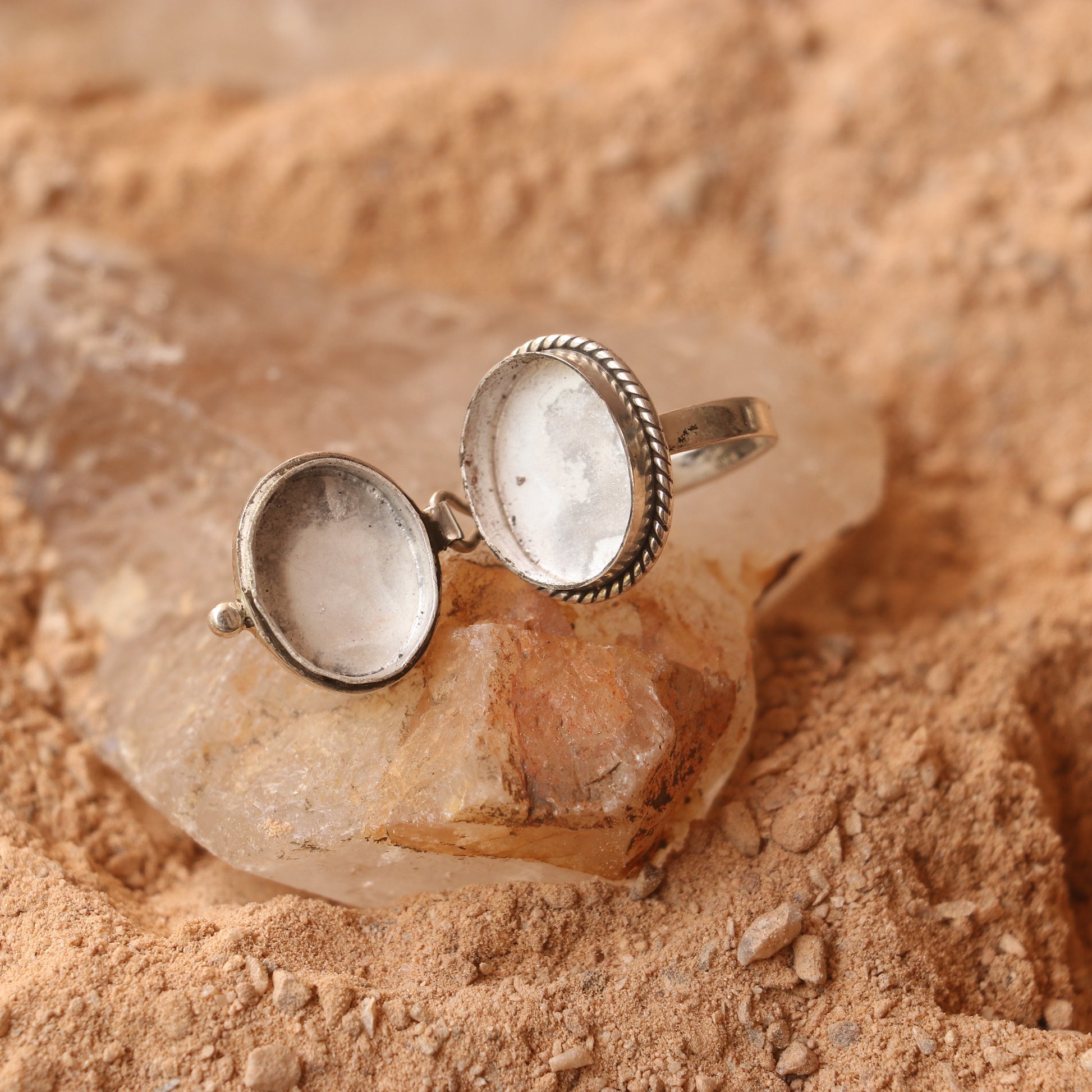 SILVER OPENABLE BOX RING WITH TURQUOISE