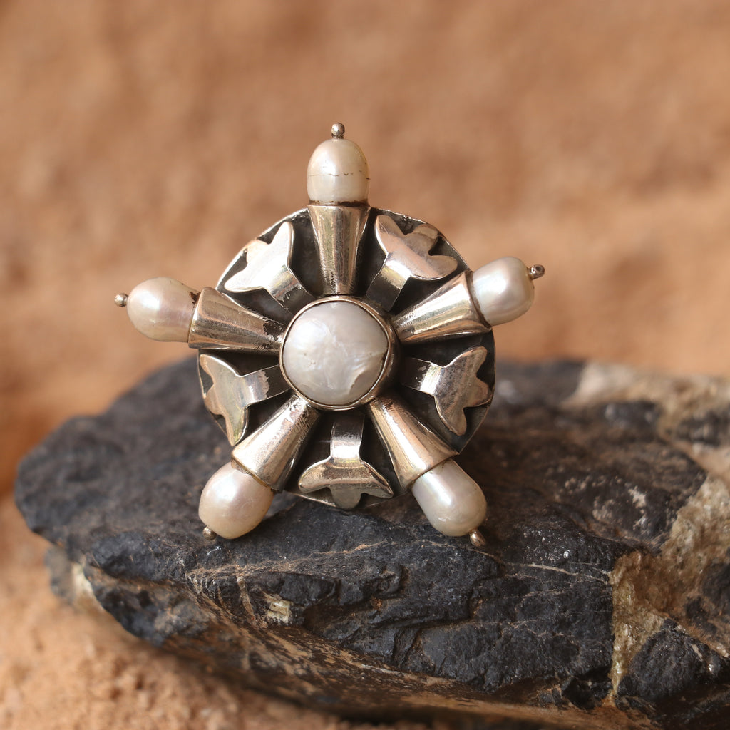 ANTIQUE SILVER RING IN A CIRCULAR DESIGN WITH NATURAL PEARLS