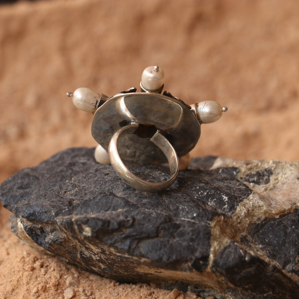 ANTIQUE SILVER RING IN A CIRCULAR DESIGN WITH NATURAL PEARLS
