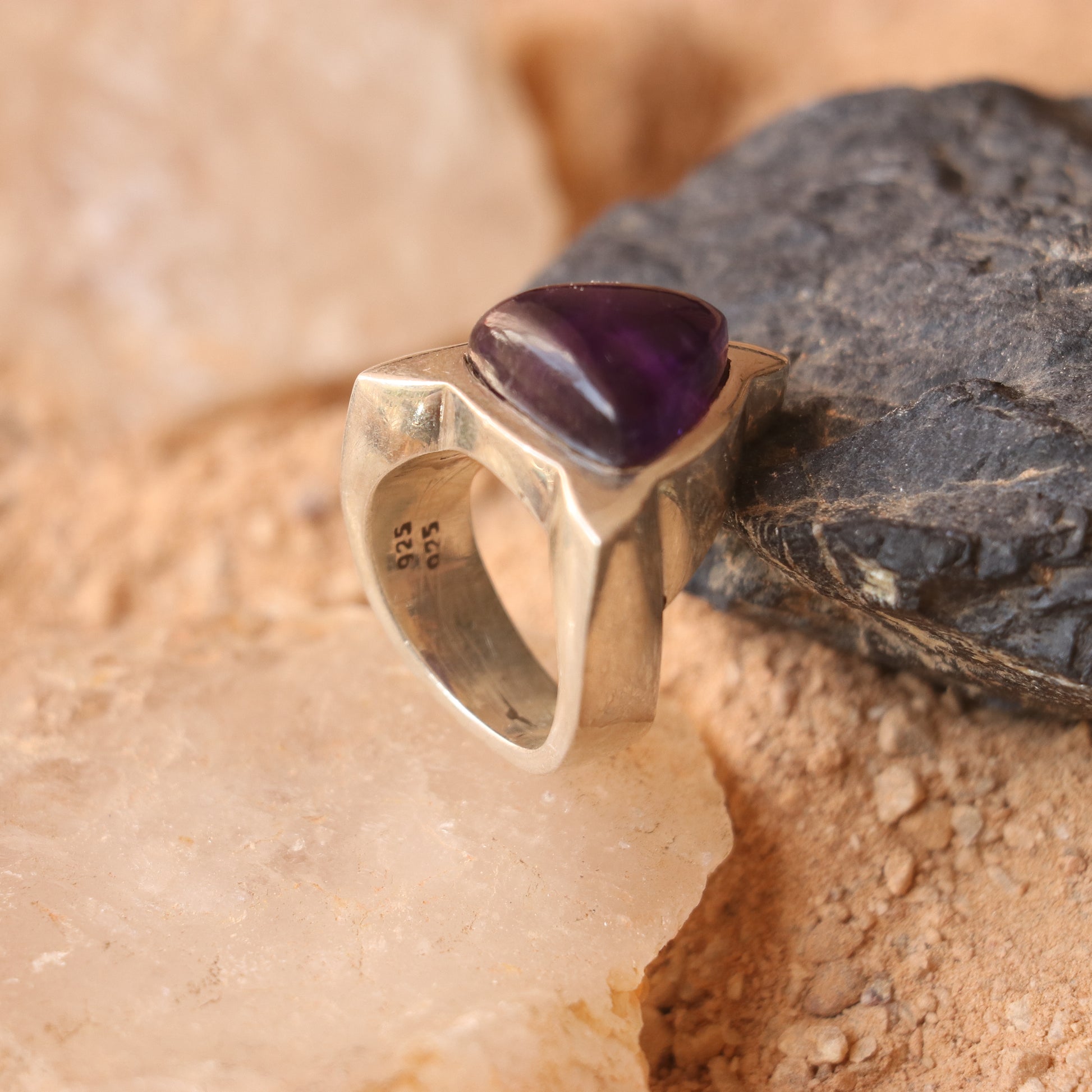SILVER RING WITH A TRIANGULAR AMETHYST