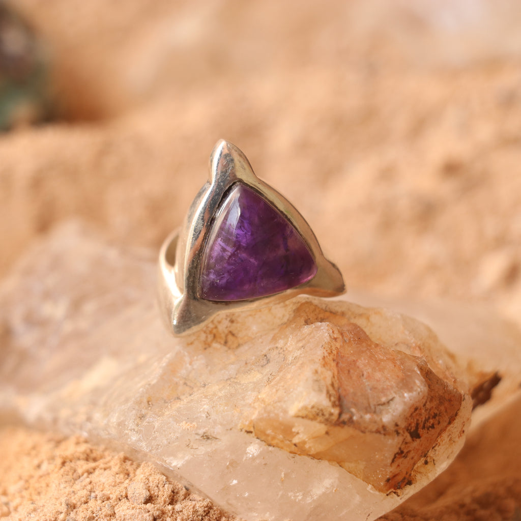 SILVER RING WITH A TRIANGULAR AMETHYST