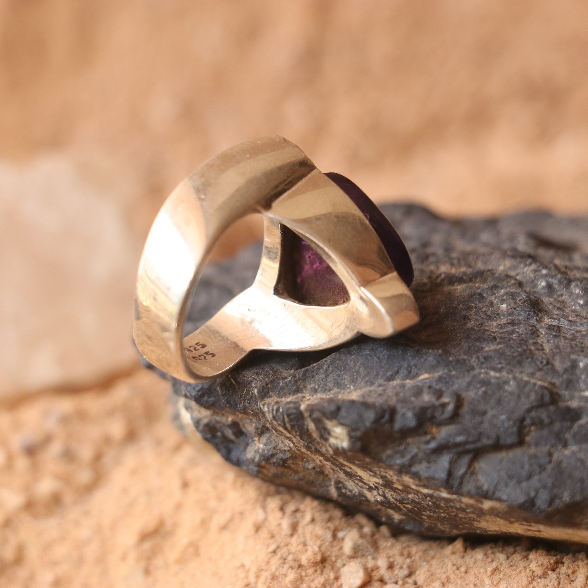 SILVER RING WITH A TRIANGULAR AMETHYST