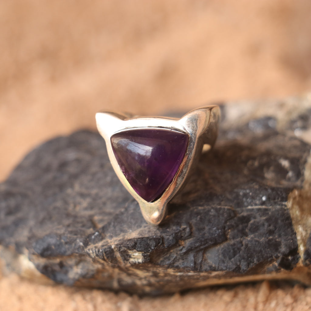 SILVER RING WITH A TRIANGULAR AMETHYST