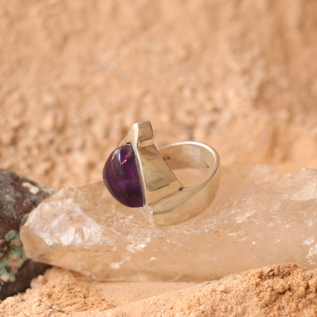 SILVER RING WITH A TRIANGULAR AMETHYST