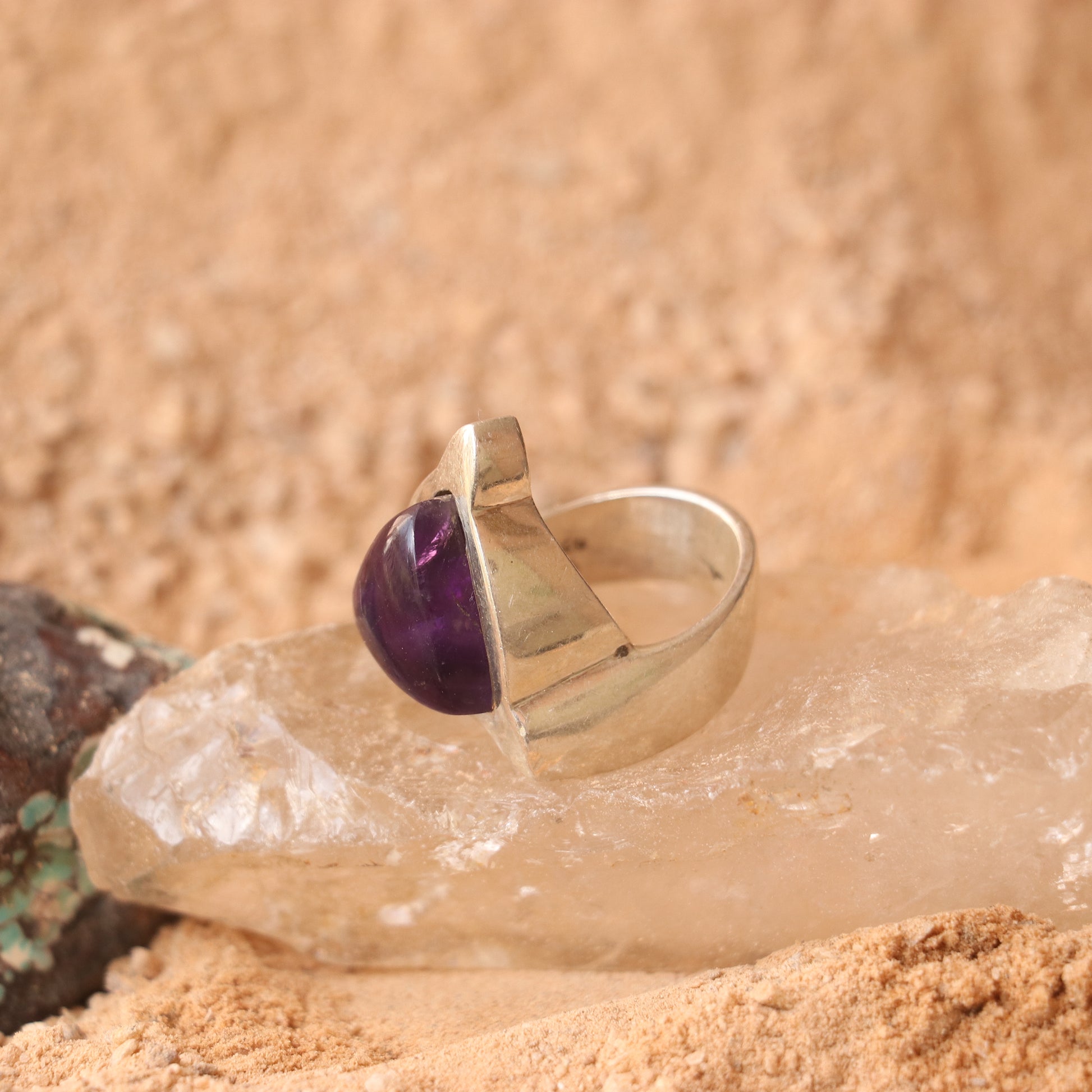 SILVER RING WITH A TRIANGULAR AMETHYST