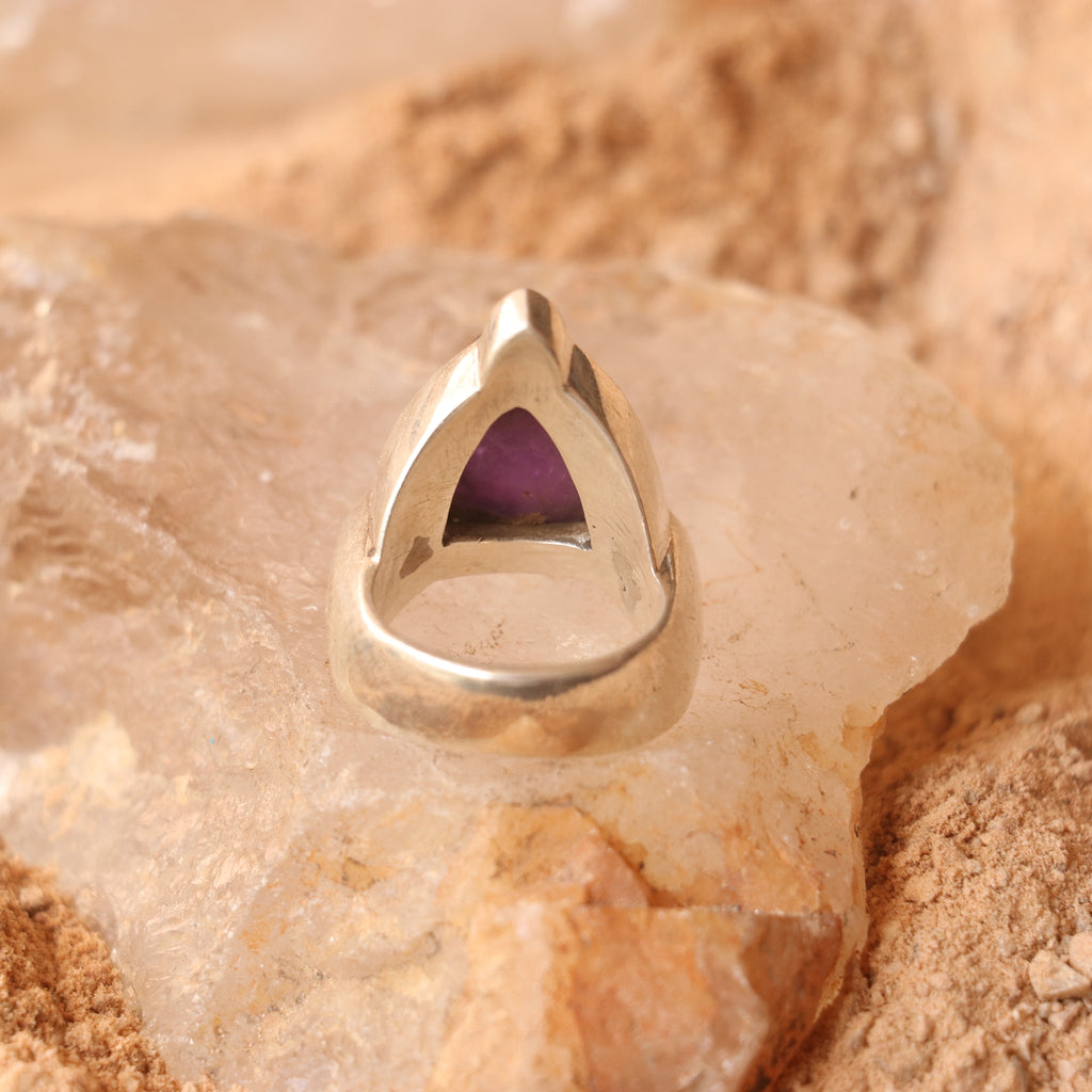SILVER RING WITH A TRIANGULAR AMETHYST