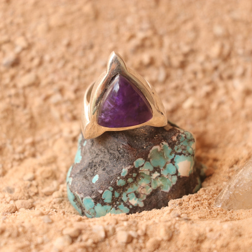 SILVER RING WITH A TRIANGULAR AMETHYST