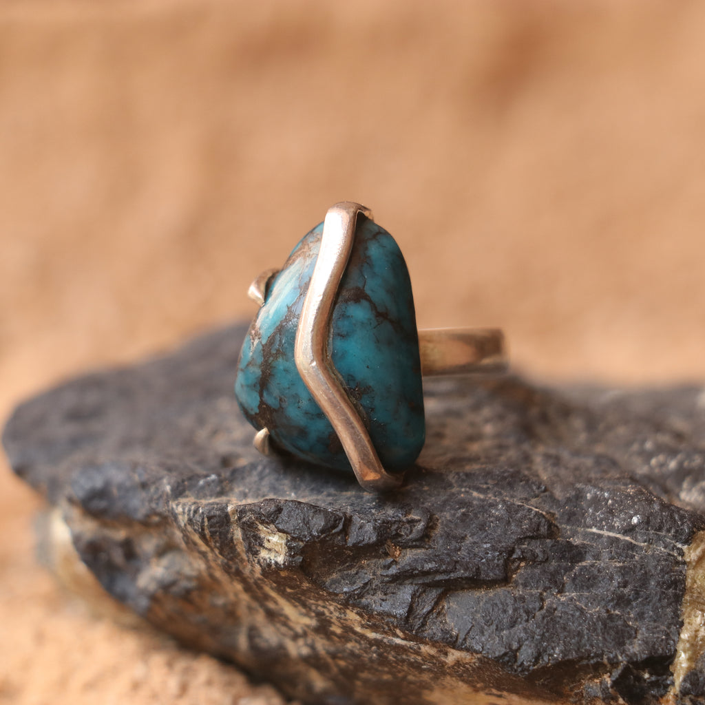 SILVER RING WITH A TURQUOISE IN A UNIQUE PATTERN