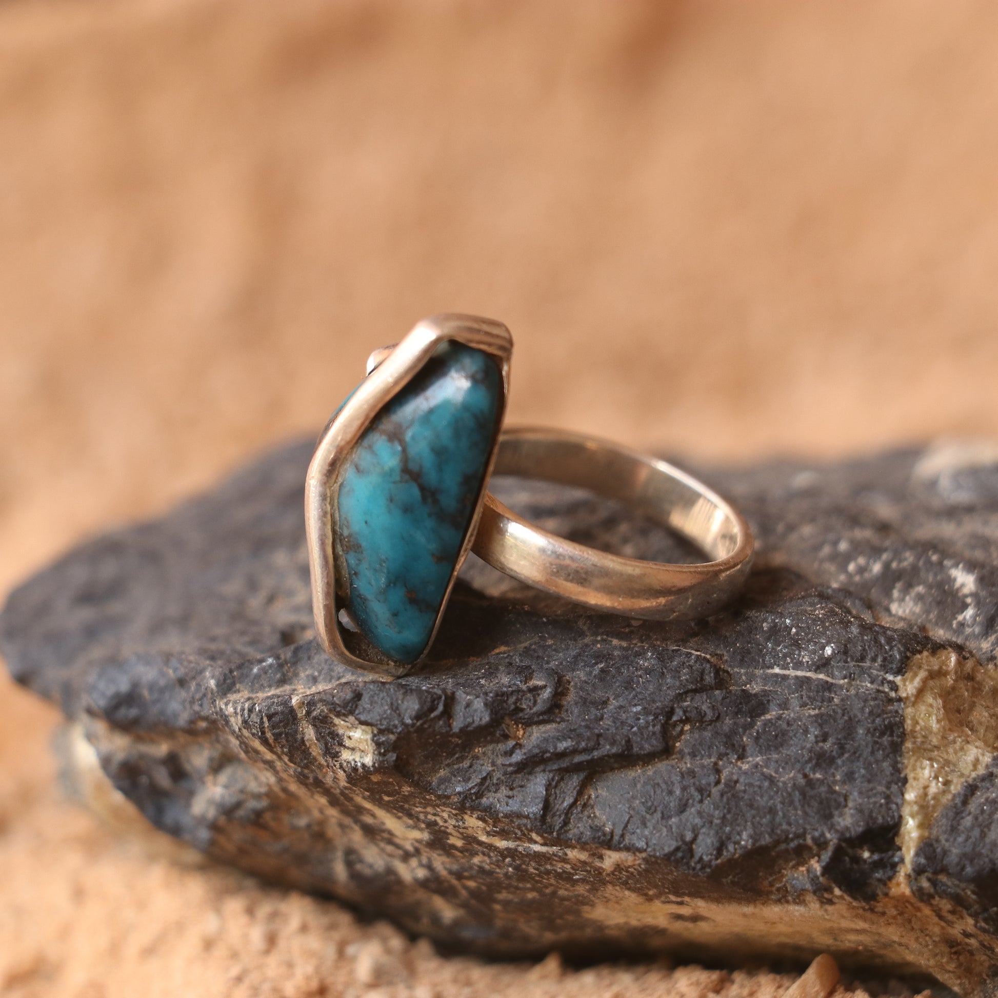 SILVER RING WITH A TURQUOISE IN A UNIQUE PATTERN
