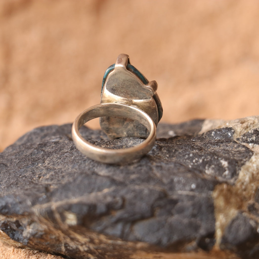 SILVER RING WITH A TURQUOISE IN A UNIQUE PATTERN