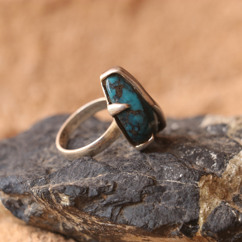 SILVER RING WITH A TURQUOISE IN A UNIQUE PATTERN