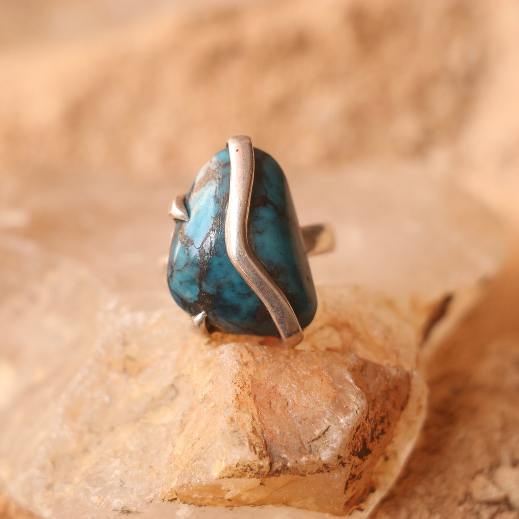 SILVER RING WITH A TURQUOISE IN A UNIQUE PATTERN