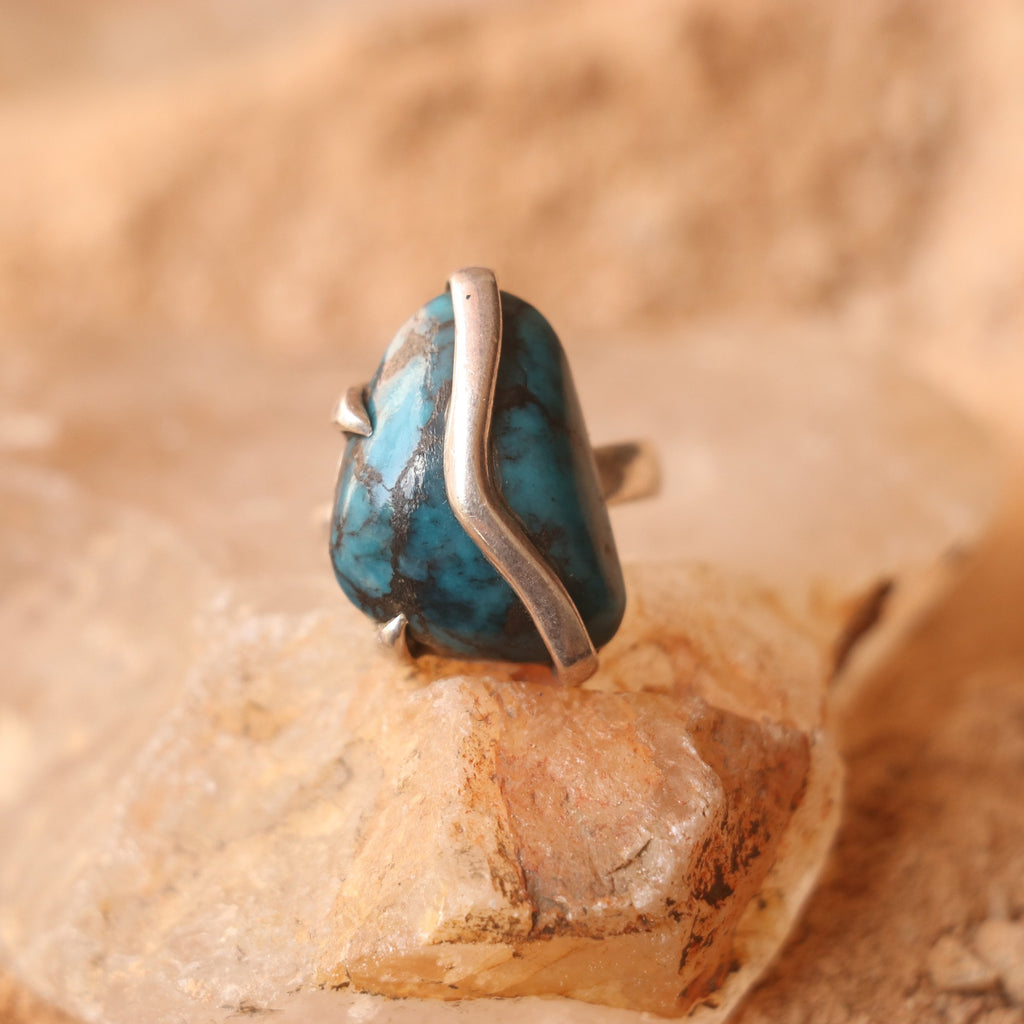 SILVER RING WITH A TURQUOISE IN A UNIQUE PATTERN