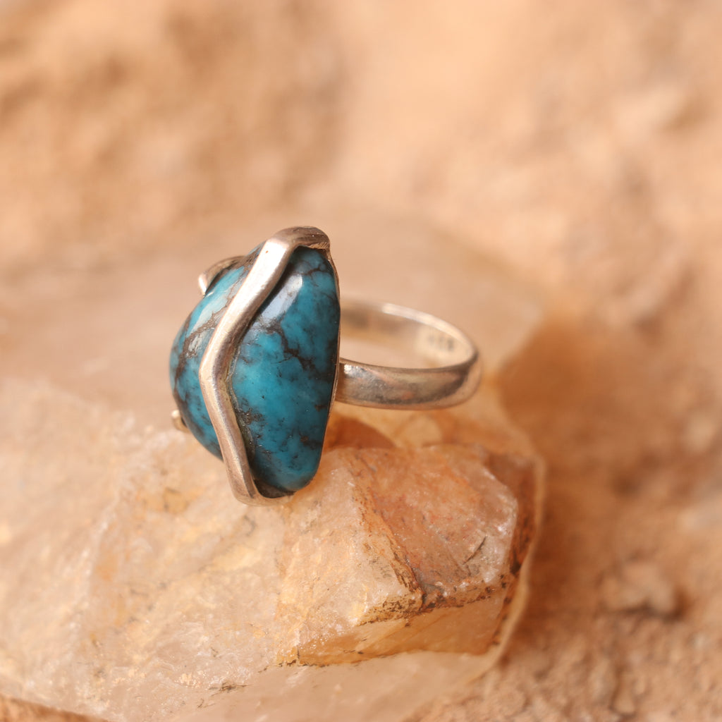 SILVER RING WITH A TURQUOISE IN A UNIQUE PATTERN