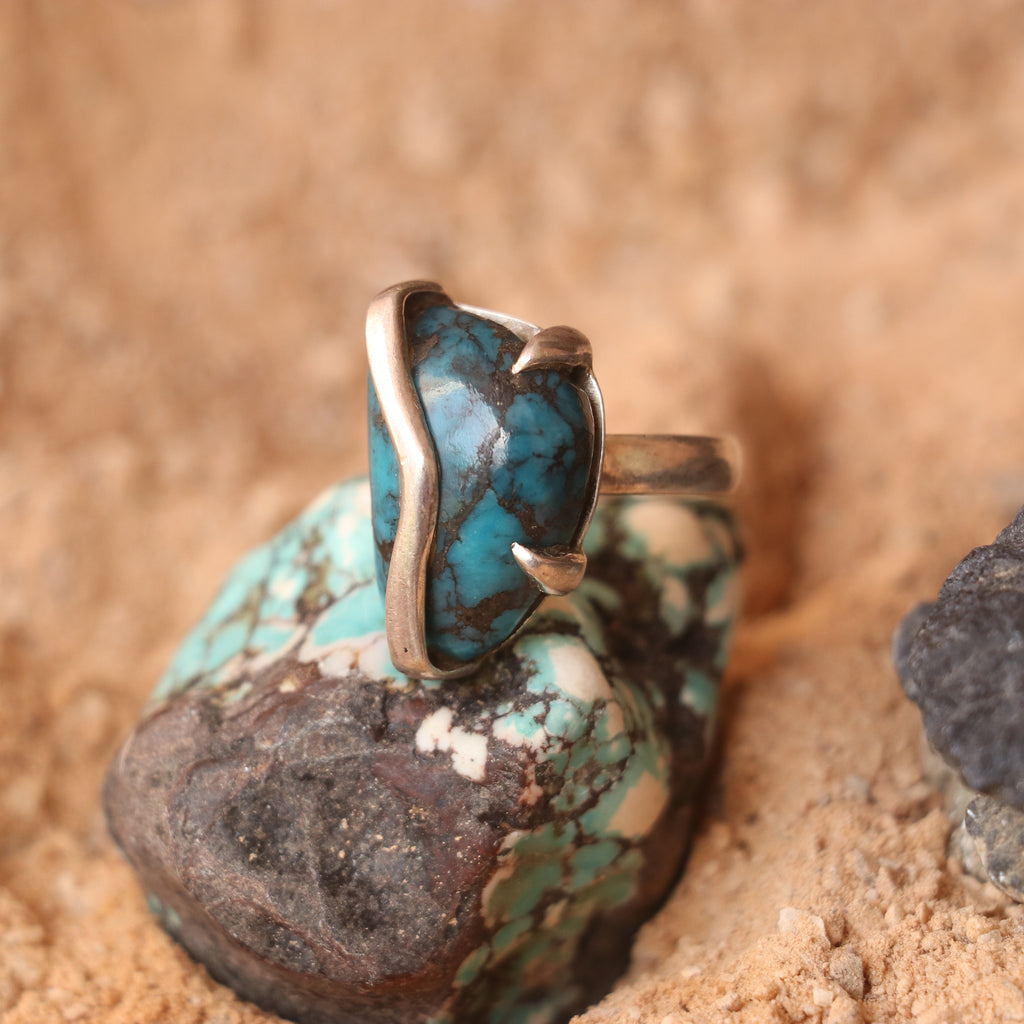 SILVER RING WITH A TURQUOISE IN A UNIQUE PATTERN