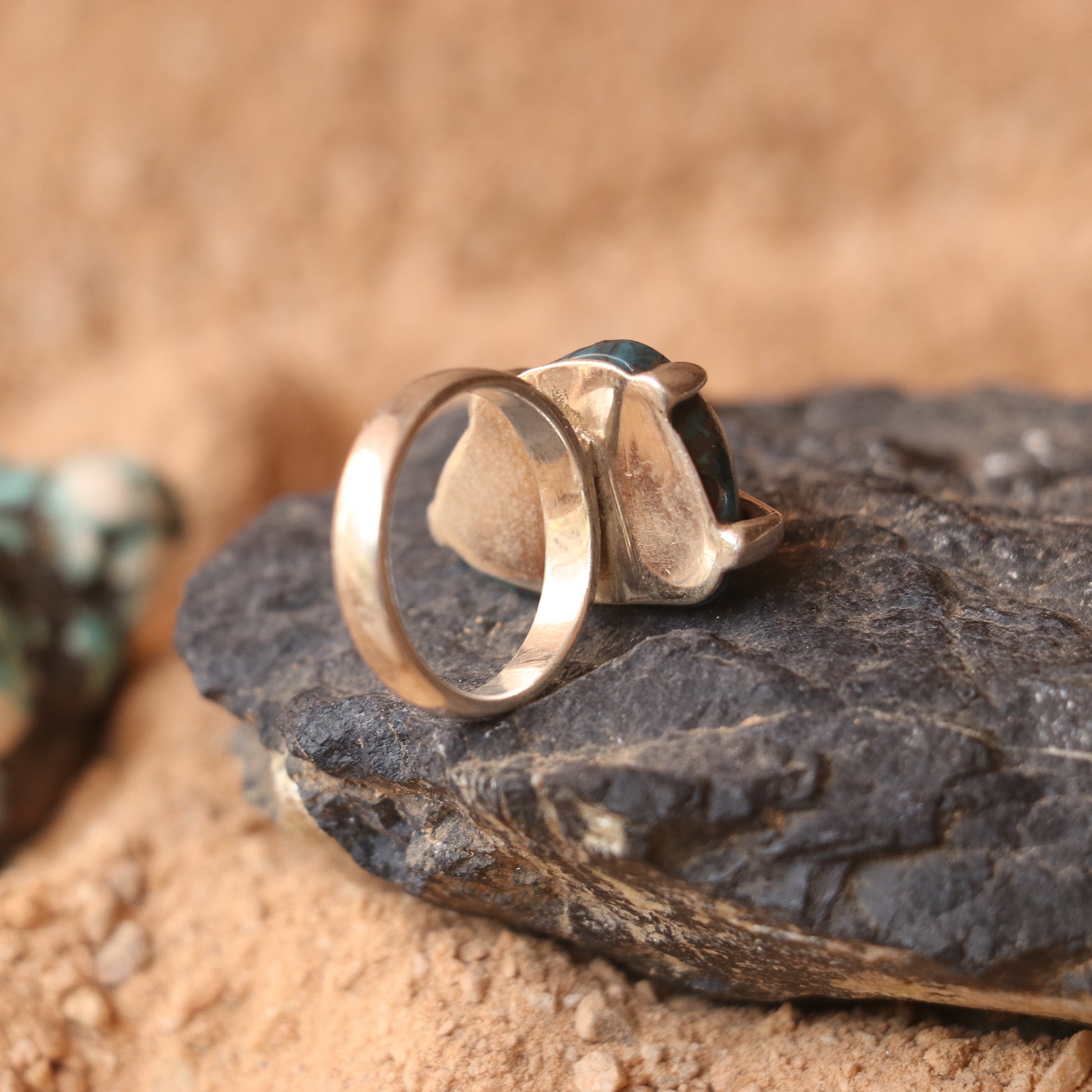 SILVER RING WITH A TURQUOISE IN A UNIQUE PATTERN