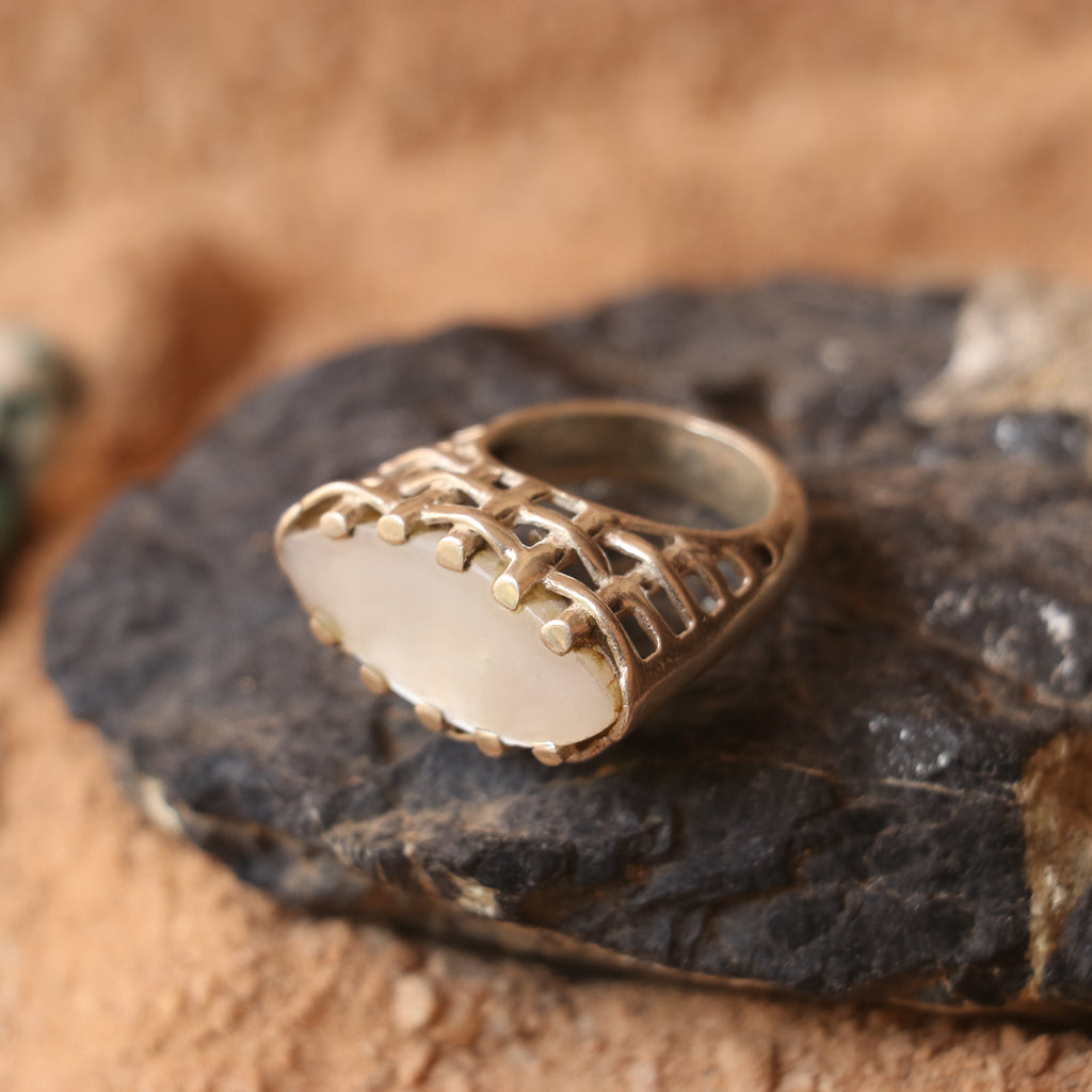 SILVER RING WITH A MOONSTONE