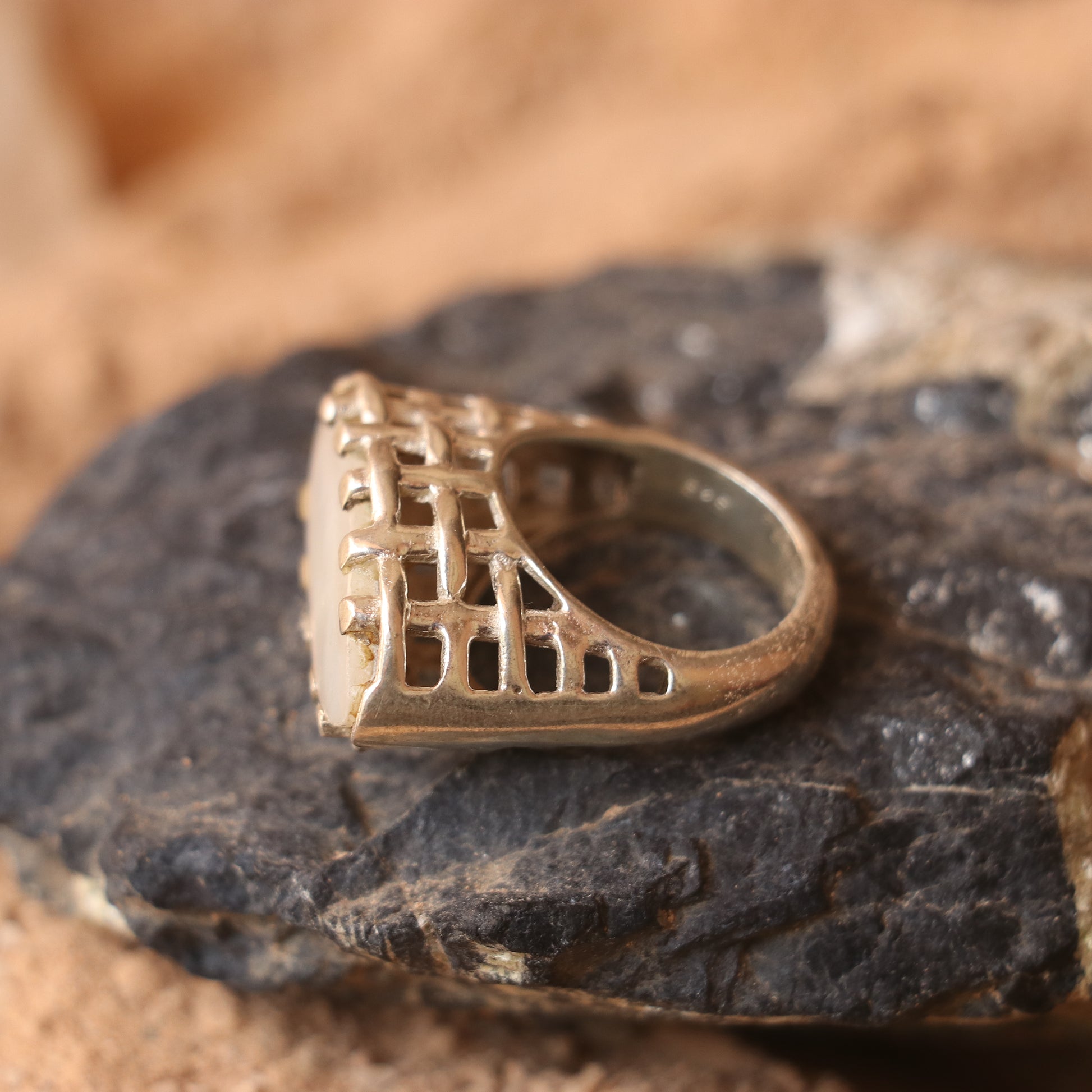 SILVER RING WITH A MOONSTONE
