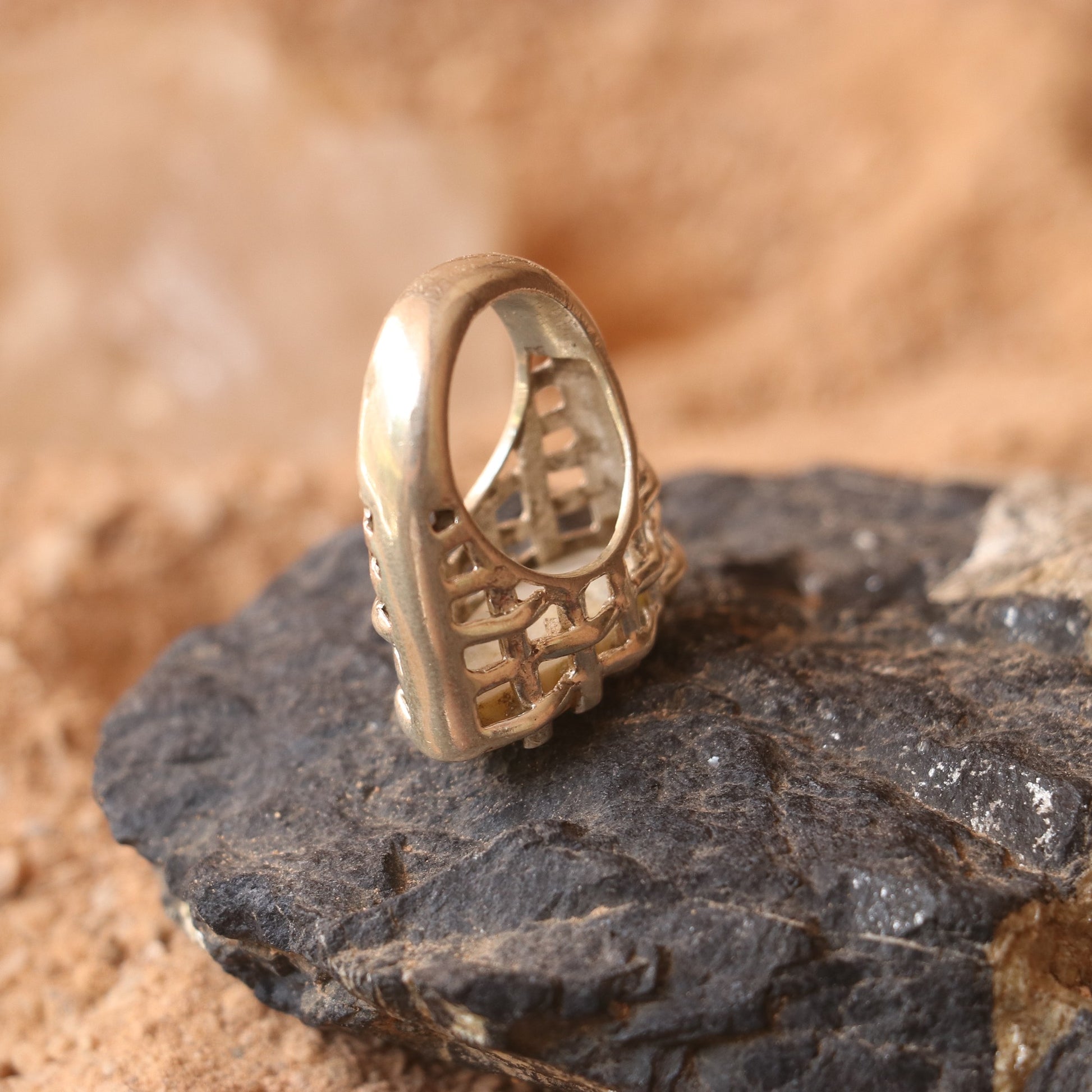 SILVER RING WITH A MOONSTONE