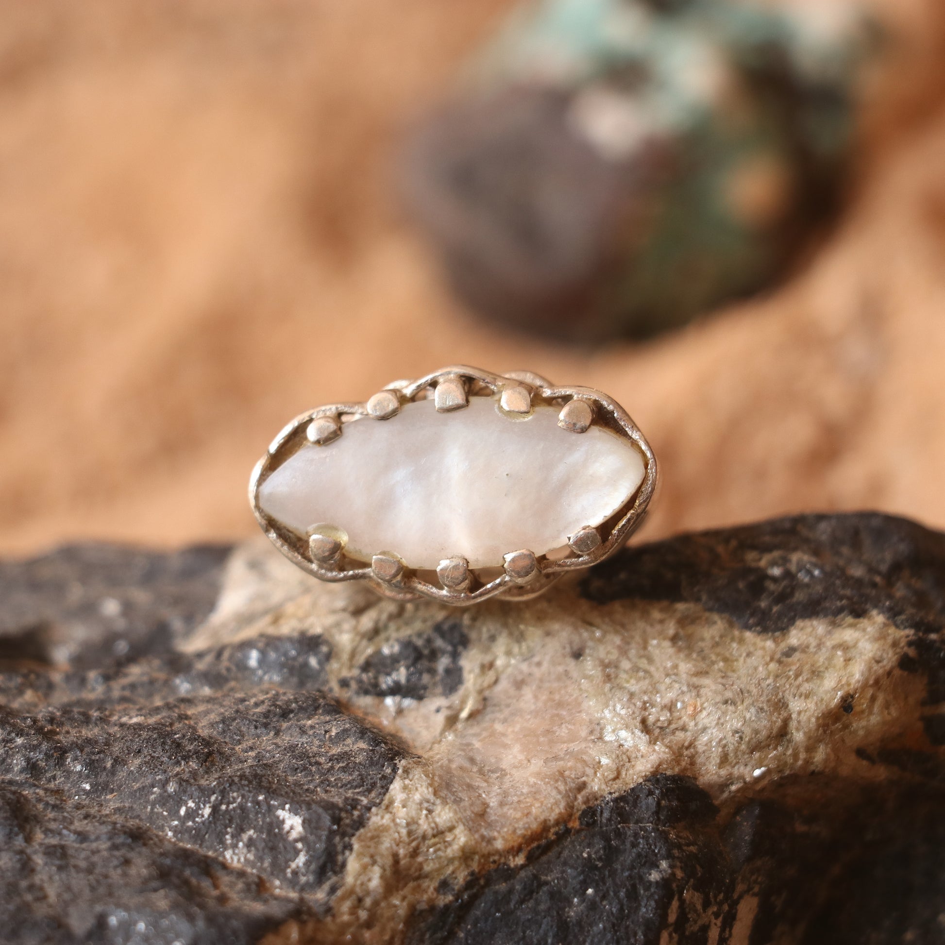 SILVER RING WITH A MOONSTONE
