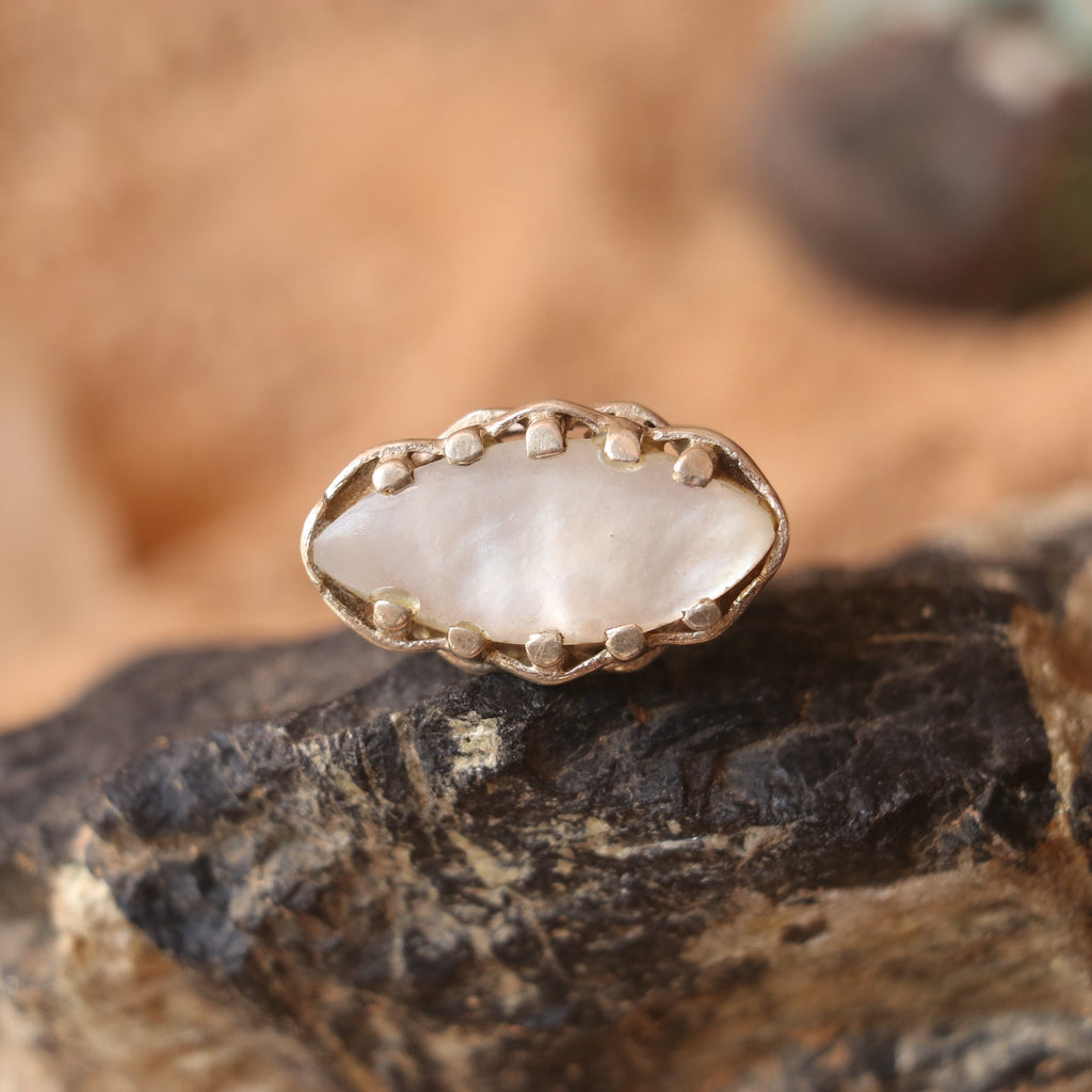 SILVER RING WITH A MOONSTONE