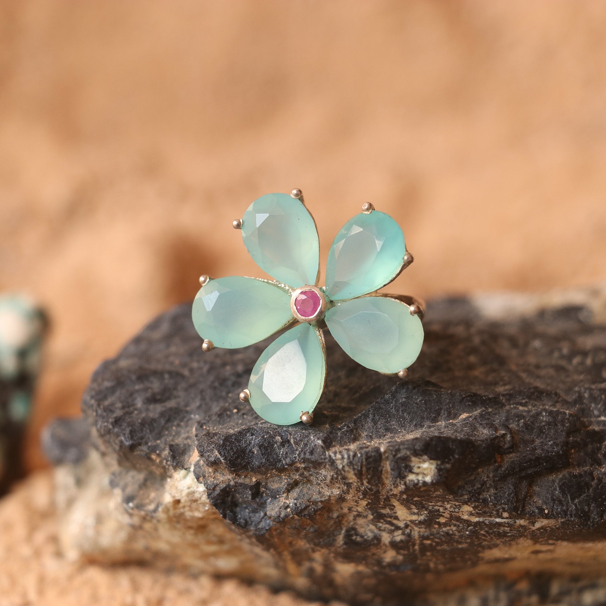 SILVER FLOWER RING WITH BLUE AGATE