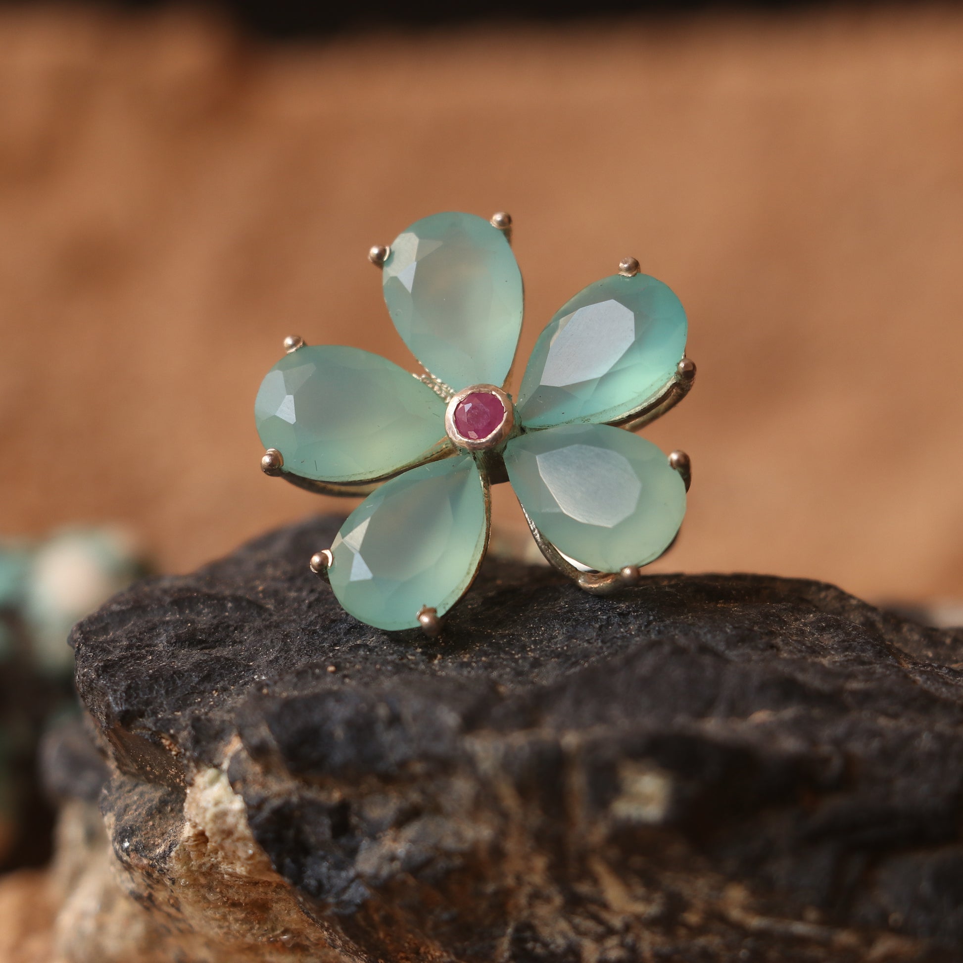 SILVER FLOWER RING WITH BLUE AGATE