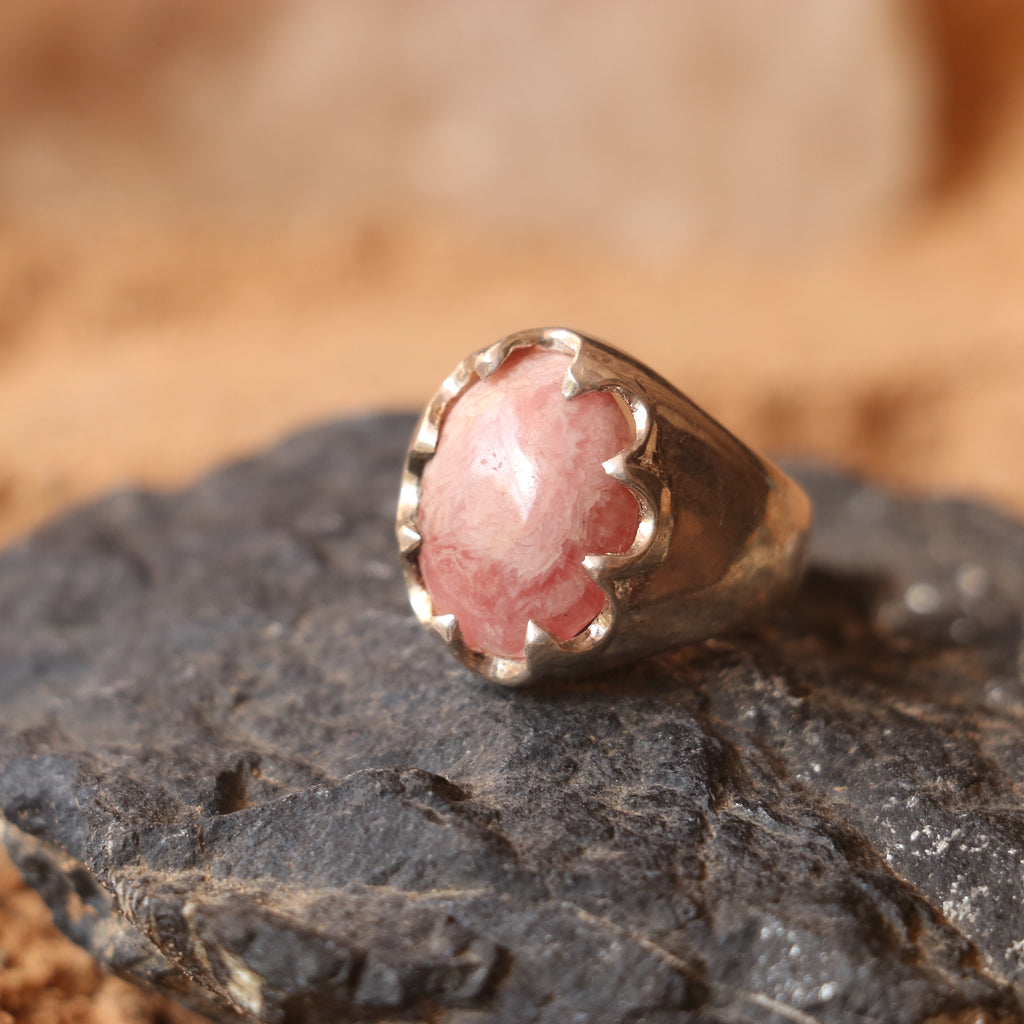 SILVER RING FEATURING A PINK GEMSTONE
