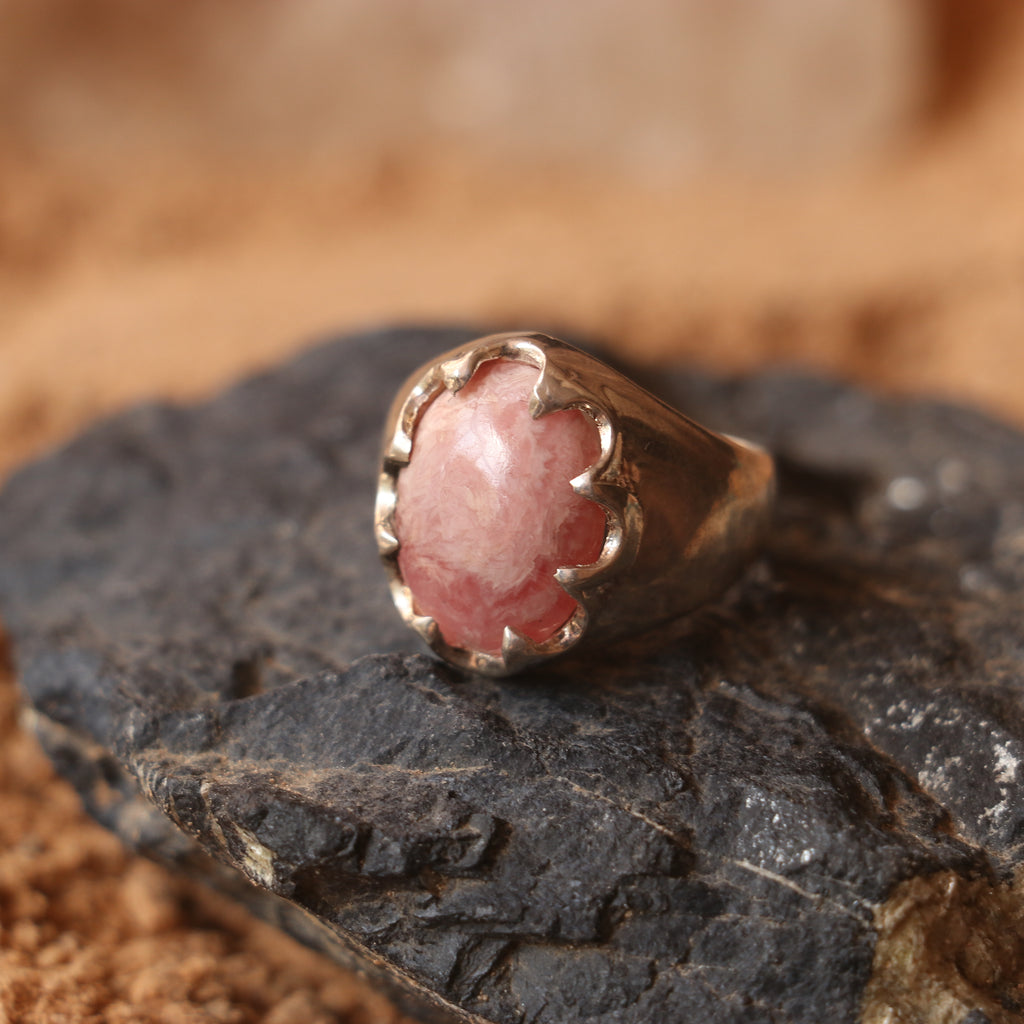 SILVER RING FEATURING A PINK GEMSTONE