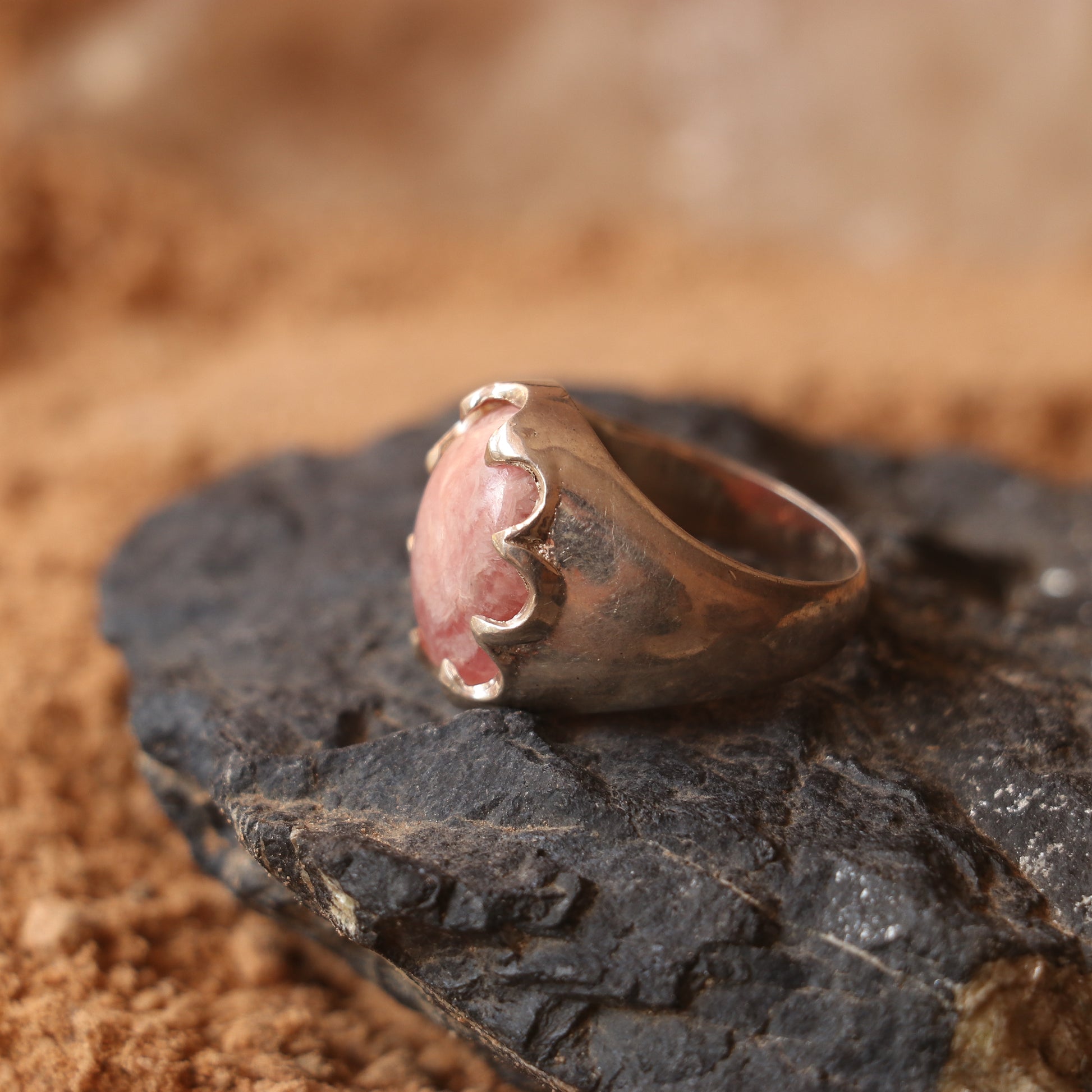SILVER RING FEATURING A PINK GEMSTONE