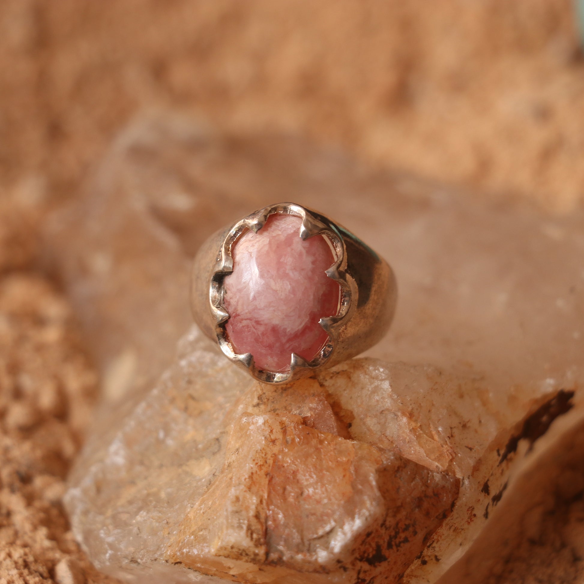 SILVER RING FEATURING A PINK GEMSTONE