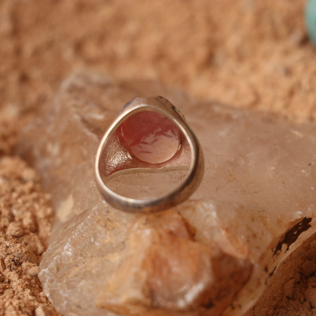 SILVER RING FEATURING A PINK GEMSTONE