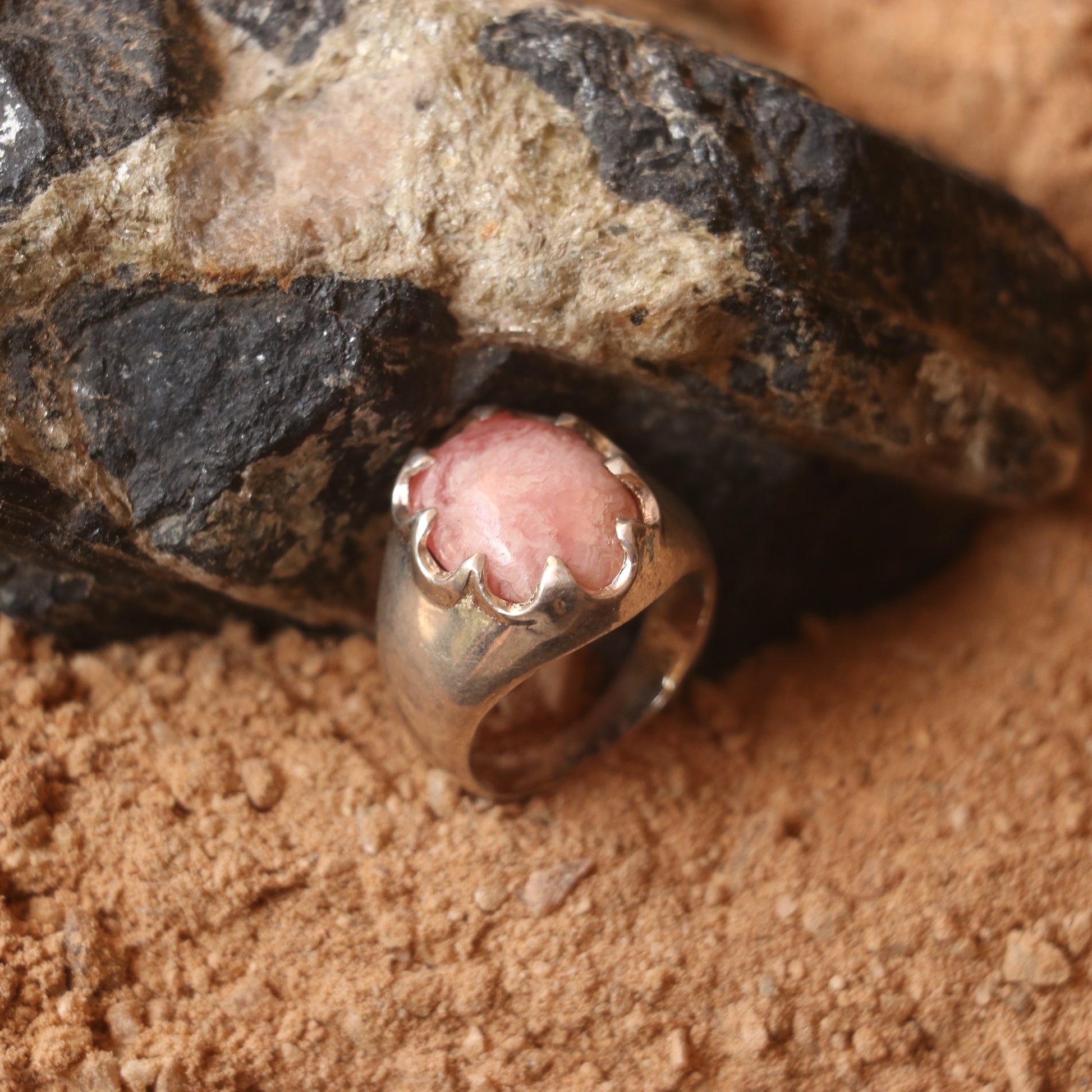 SILVER RING FEATURING A PINK GEMSTONE