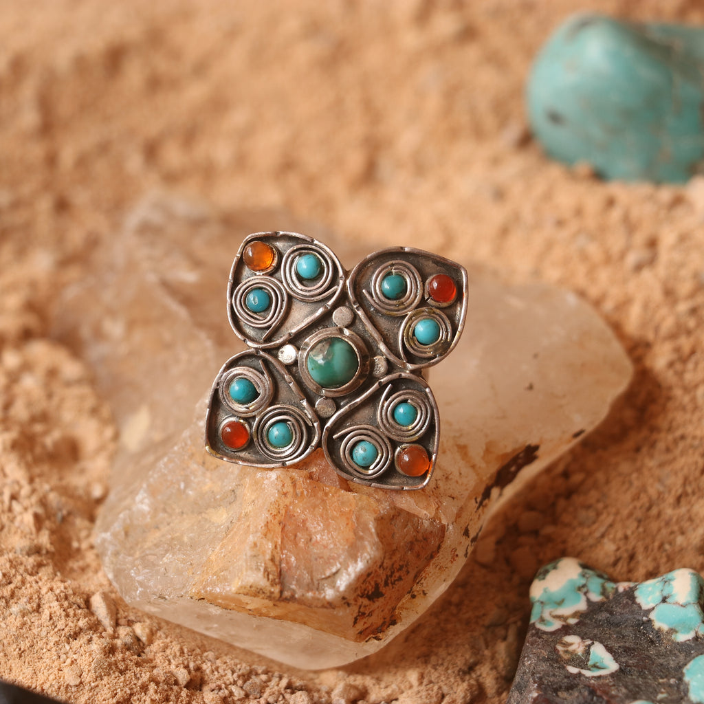 VINTAGE SILVER RING WITH TURQUOISES AND AGATES IN A SPIRAL SETTING