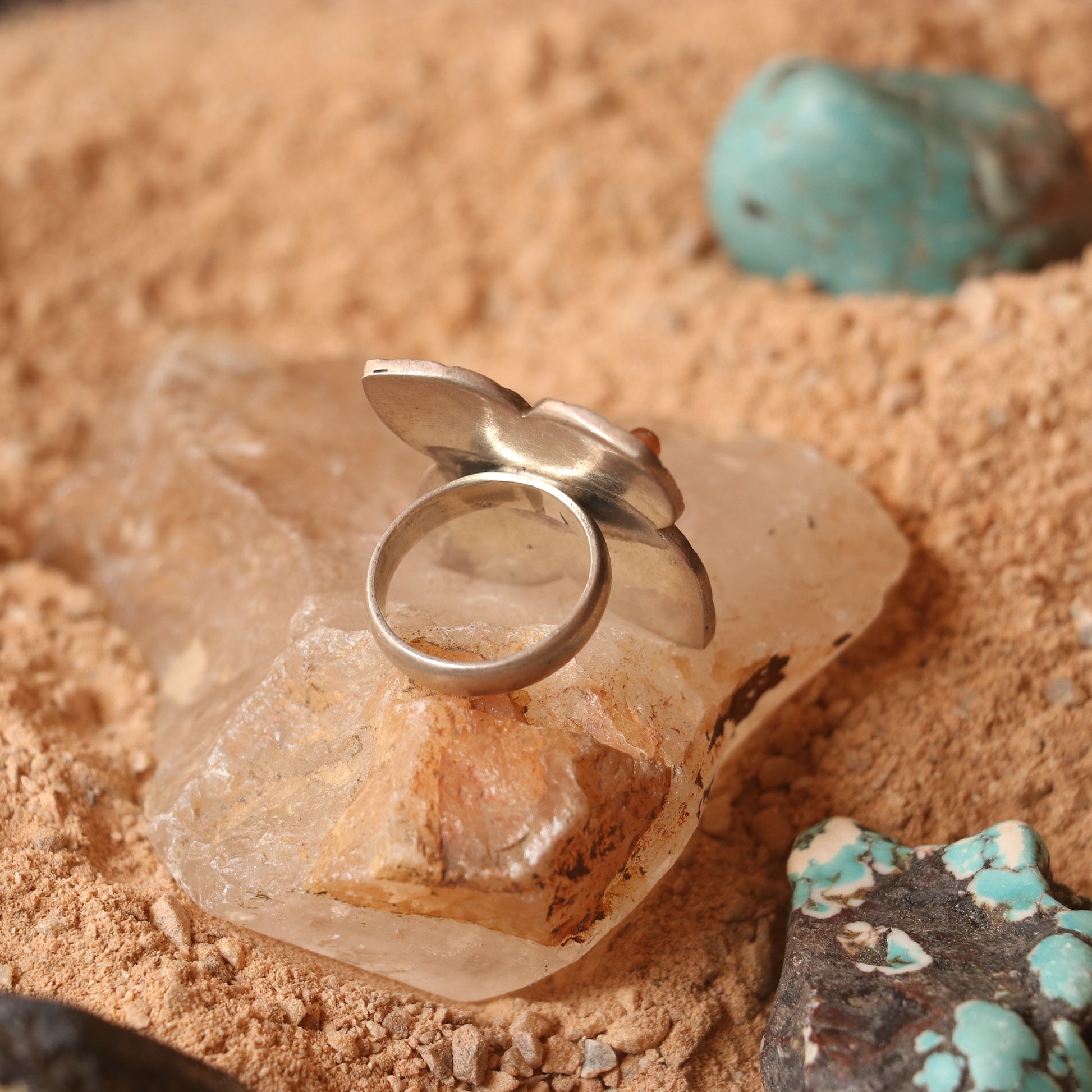 VINTAGE SILVER RING WITH TURQUOISES AND AGATES IN A SPIRAL SETTING