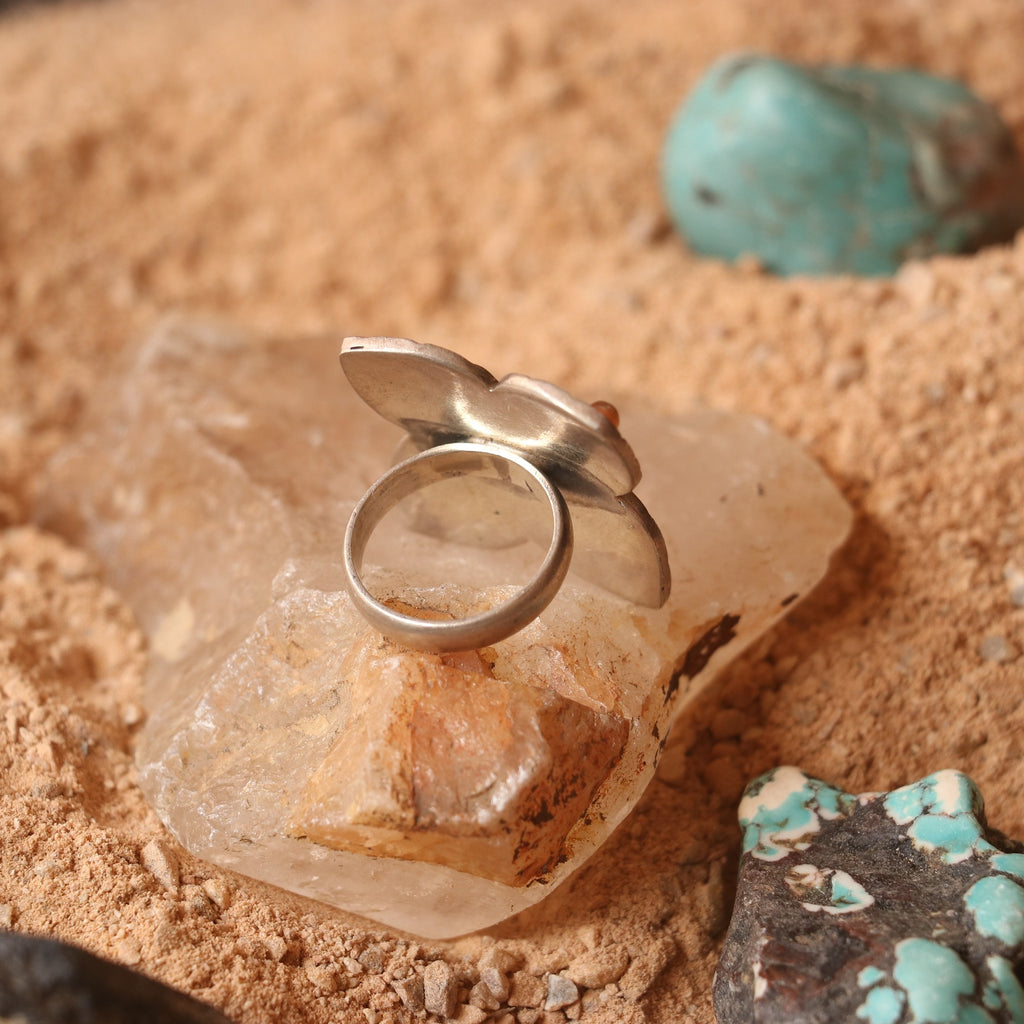 VINTAGE SILVER RING WITH TURQUOISES AND AGATES IN A SPIRAL SETTING