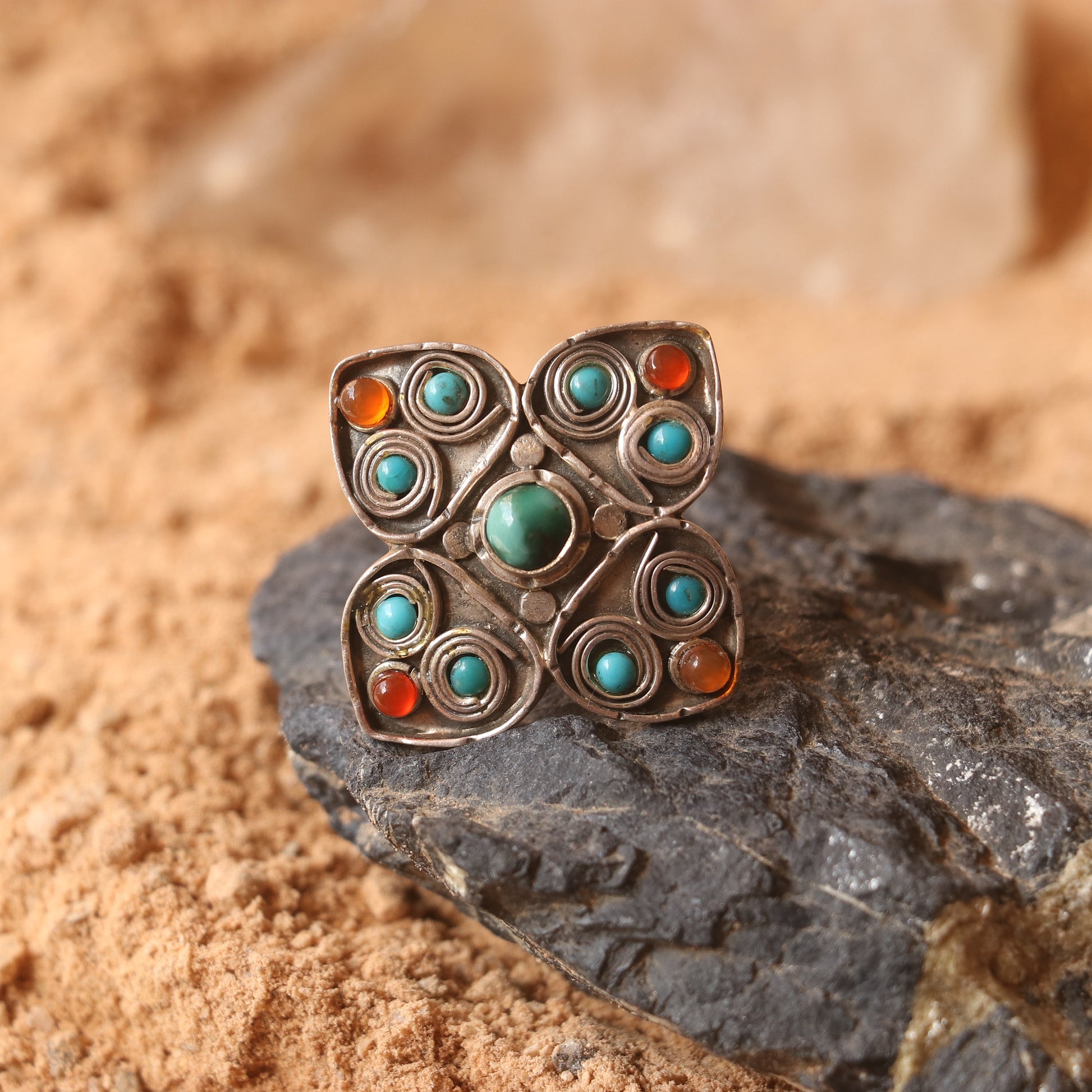 VINTAGE SILVER RING WITH TURQUOISES AND AGATES IN A SPIRAL SETTING