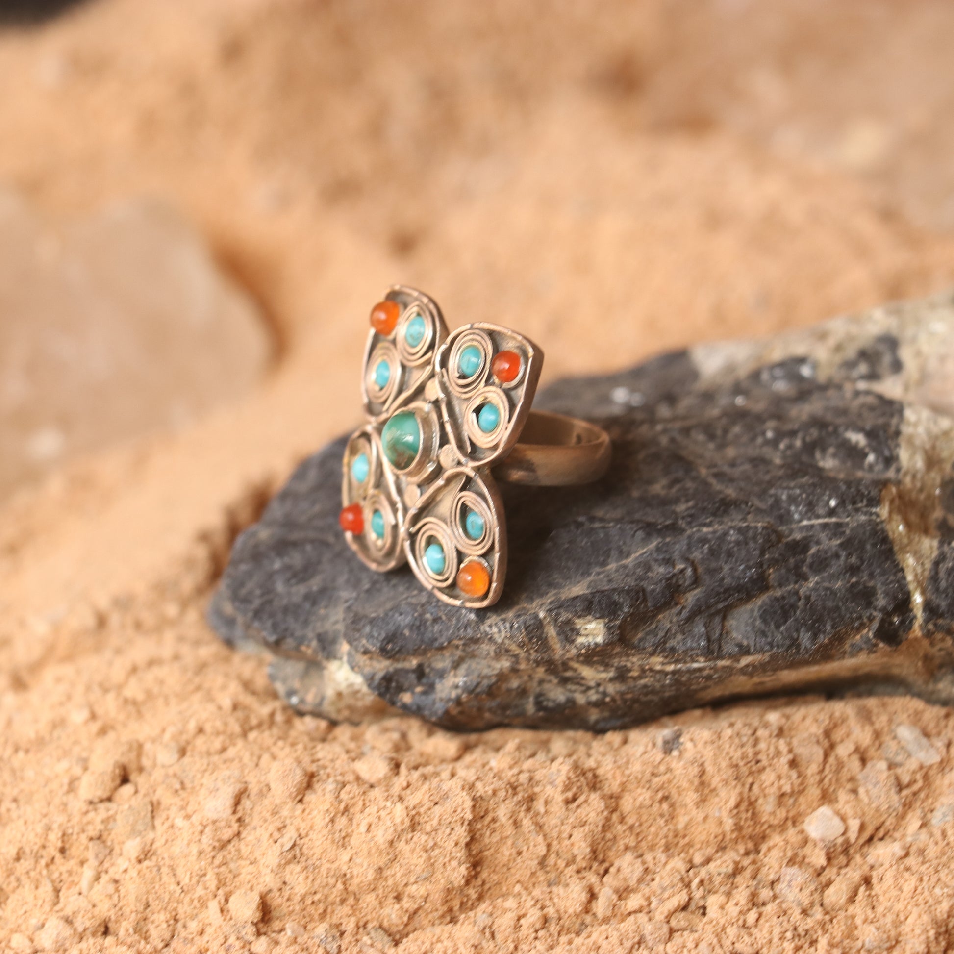 VINTAGE SILVER RING WITH TURQUOISES AND AGATES IN A SPIRAL SETTING