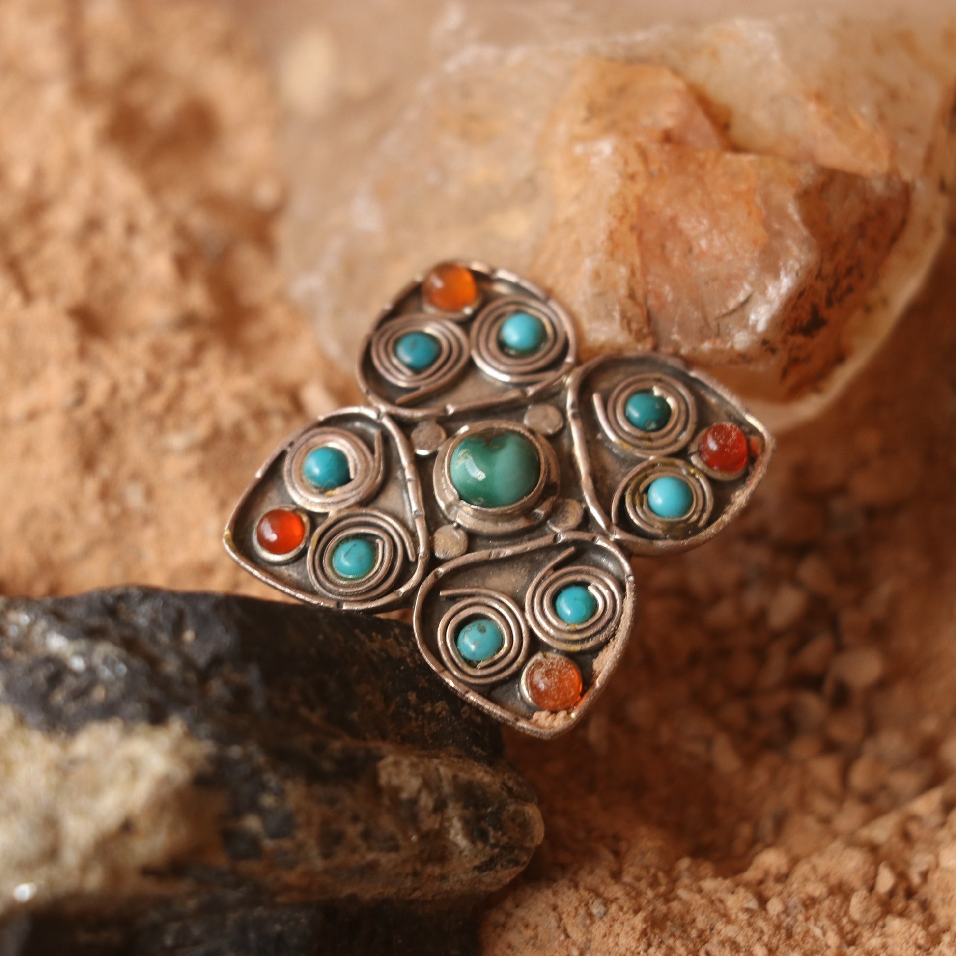VINTAGE SILVER RING WITH TURQUOISES AND AGATES IN A SPIRAL SETTING