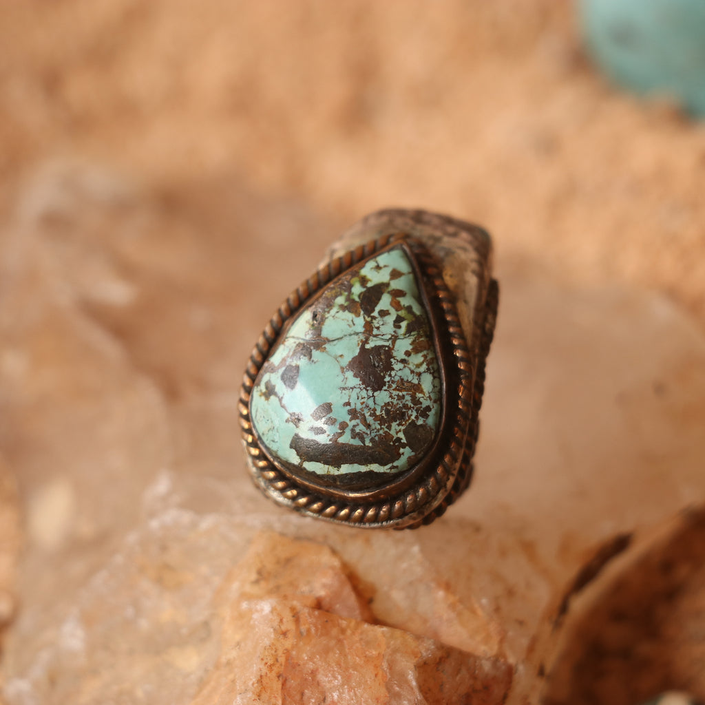 VINTAGE CHUNKY SILVER RING FEATURING A LARGE TURQUOISE