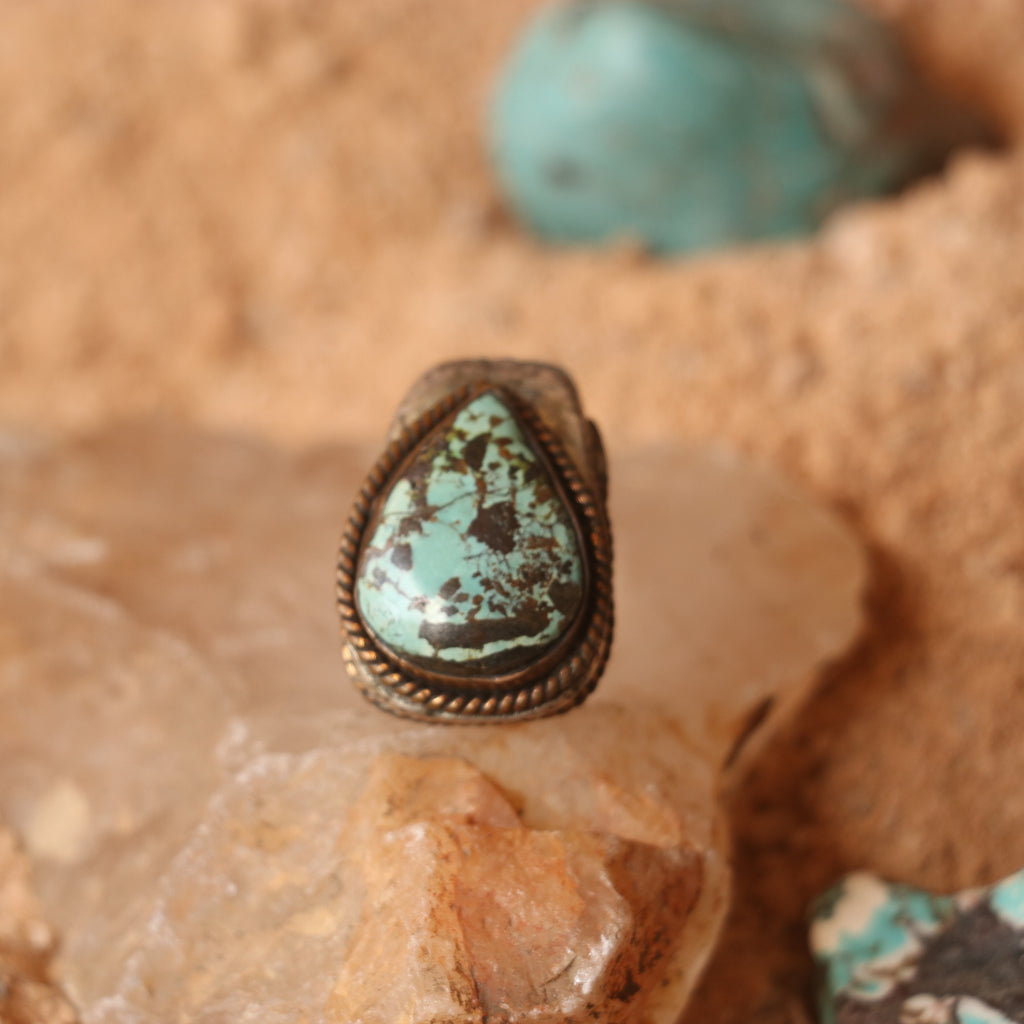 VINTAGE CHUNKY SILVER RING FEATURING A LARGE TURQUOISE