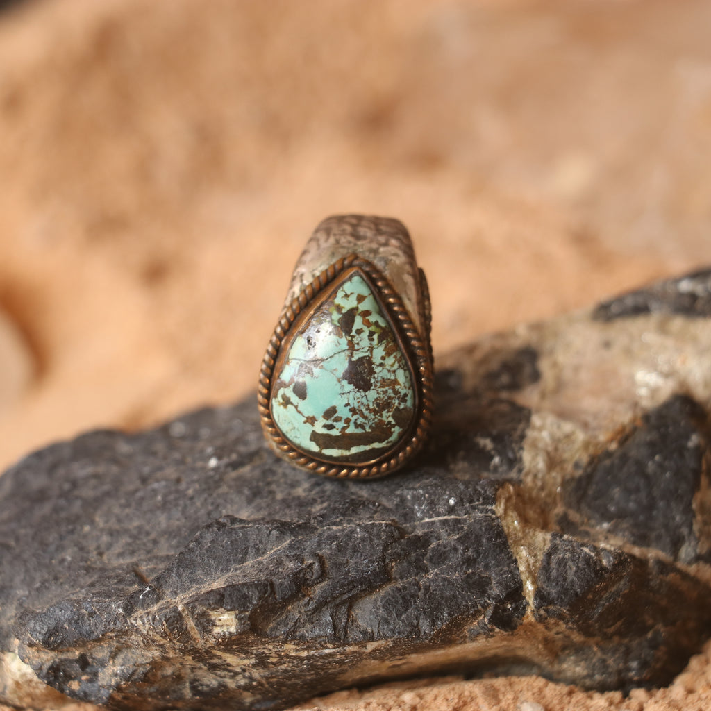 VINTAGE CHUNKY SILVER RING FEATURING A LARGE TURQUOISE