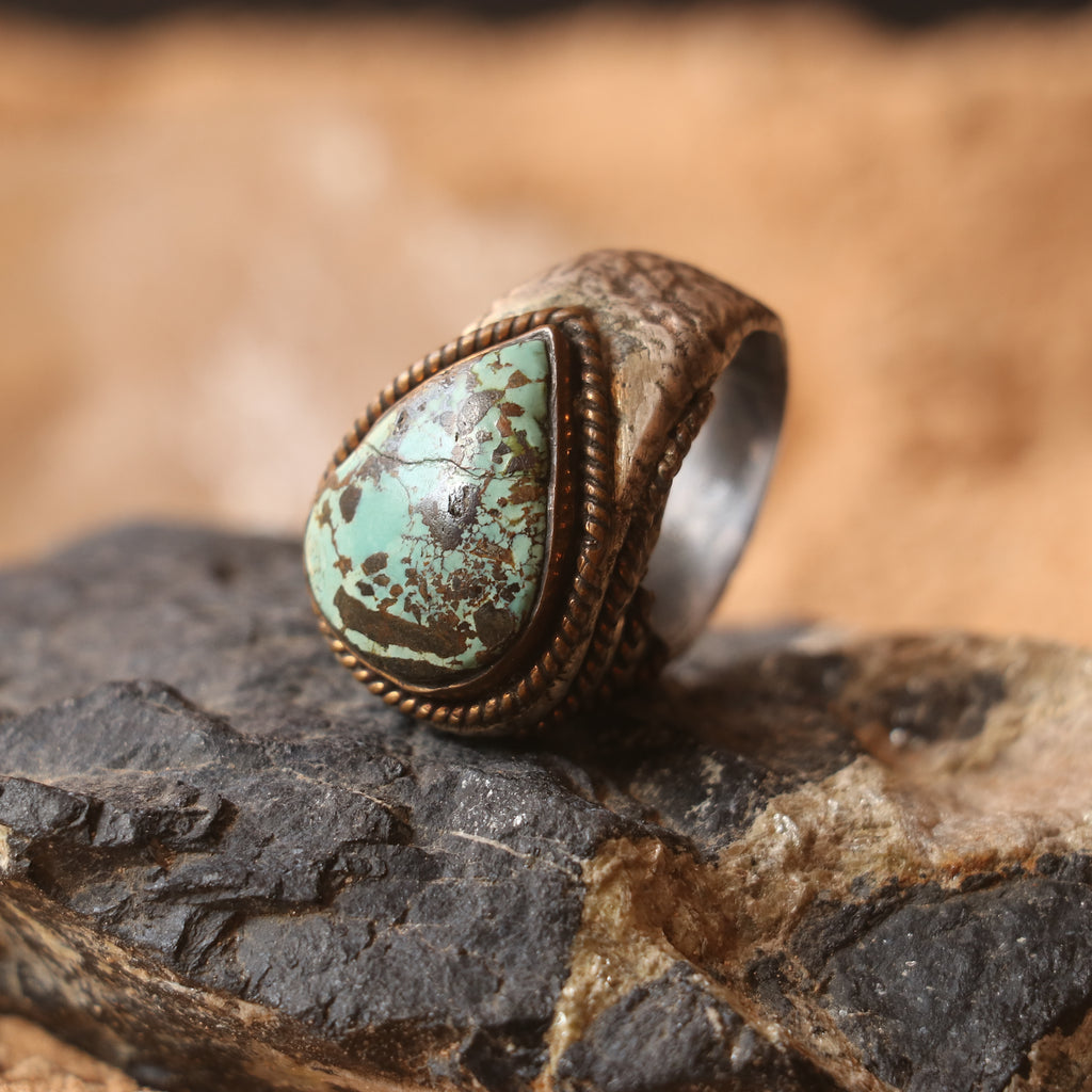 VINTAGE CHUNKY SILVER RING FEATURING A LARGE TURQUOISE
