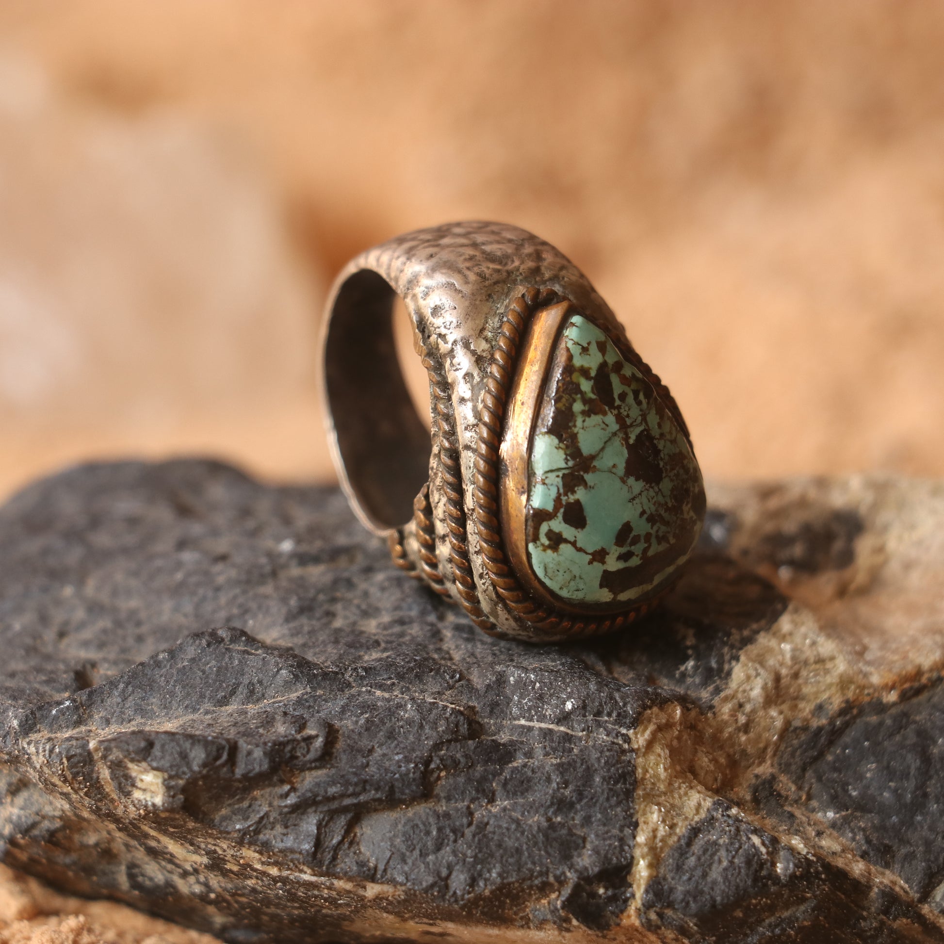VINTAGE CHUNKY SILVER RING FEATURING A LARGE TURQUOISE