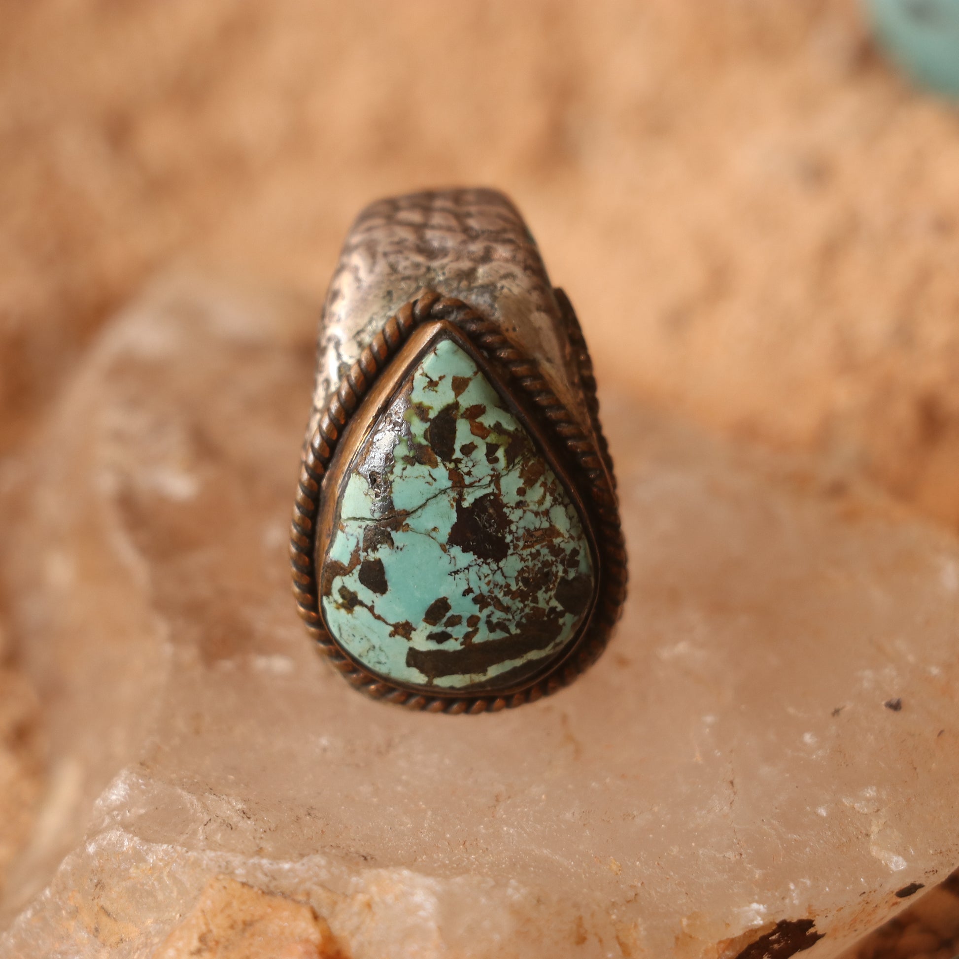 VINTAGE CHUNKY SILVER RING FEATURING A LARGE TURQUOISE