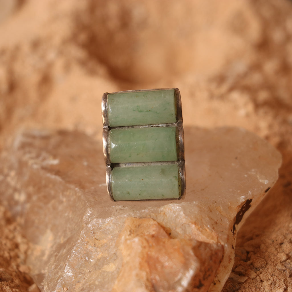 SILVER RING FEATURING TRIO OF AGATES IN A GEOMETRIC DESIGN