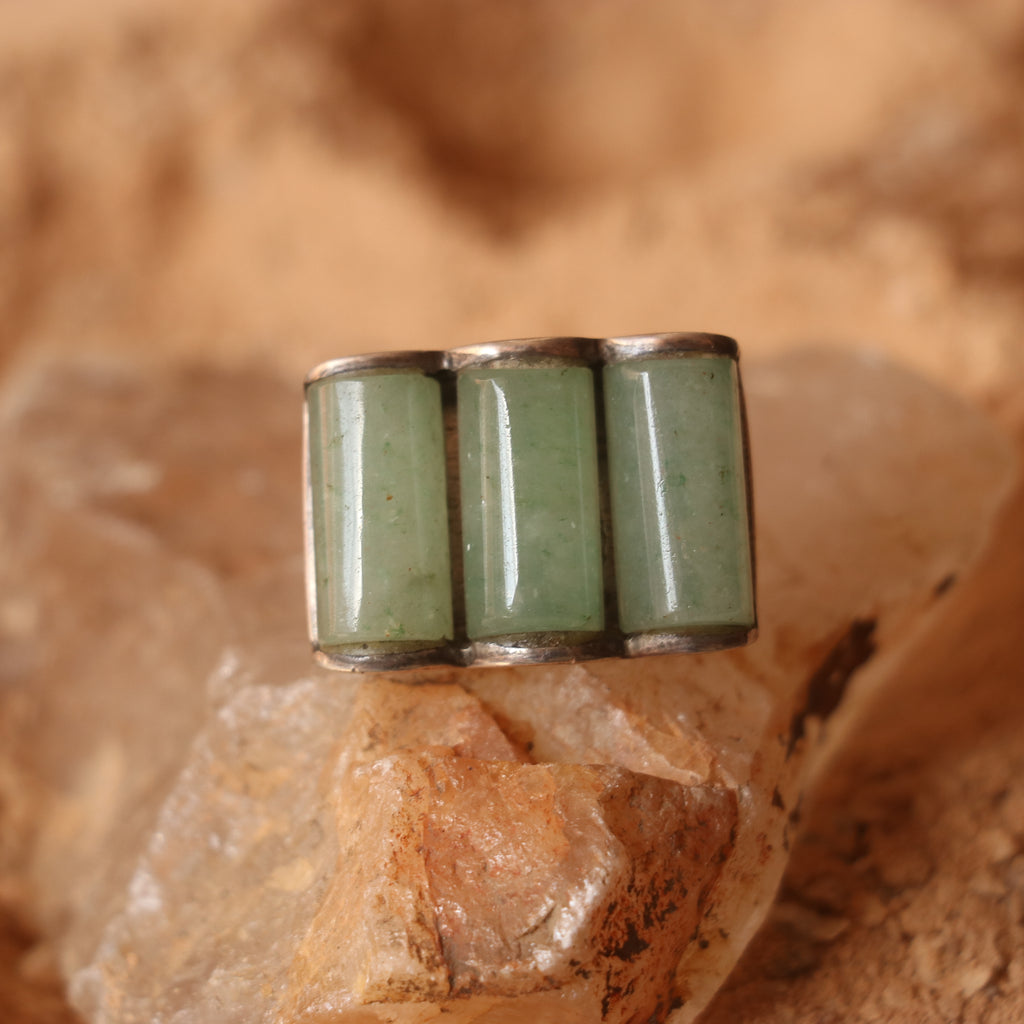 SILVER RING FEATURING TRIO OF AGATES IN A GEOMETRIC DESIGN