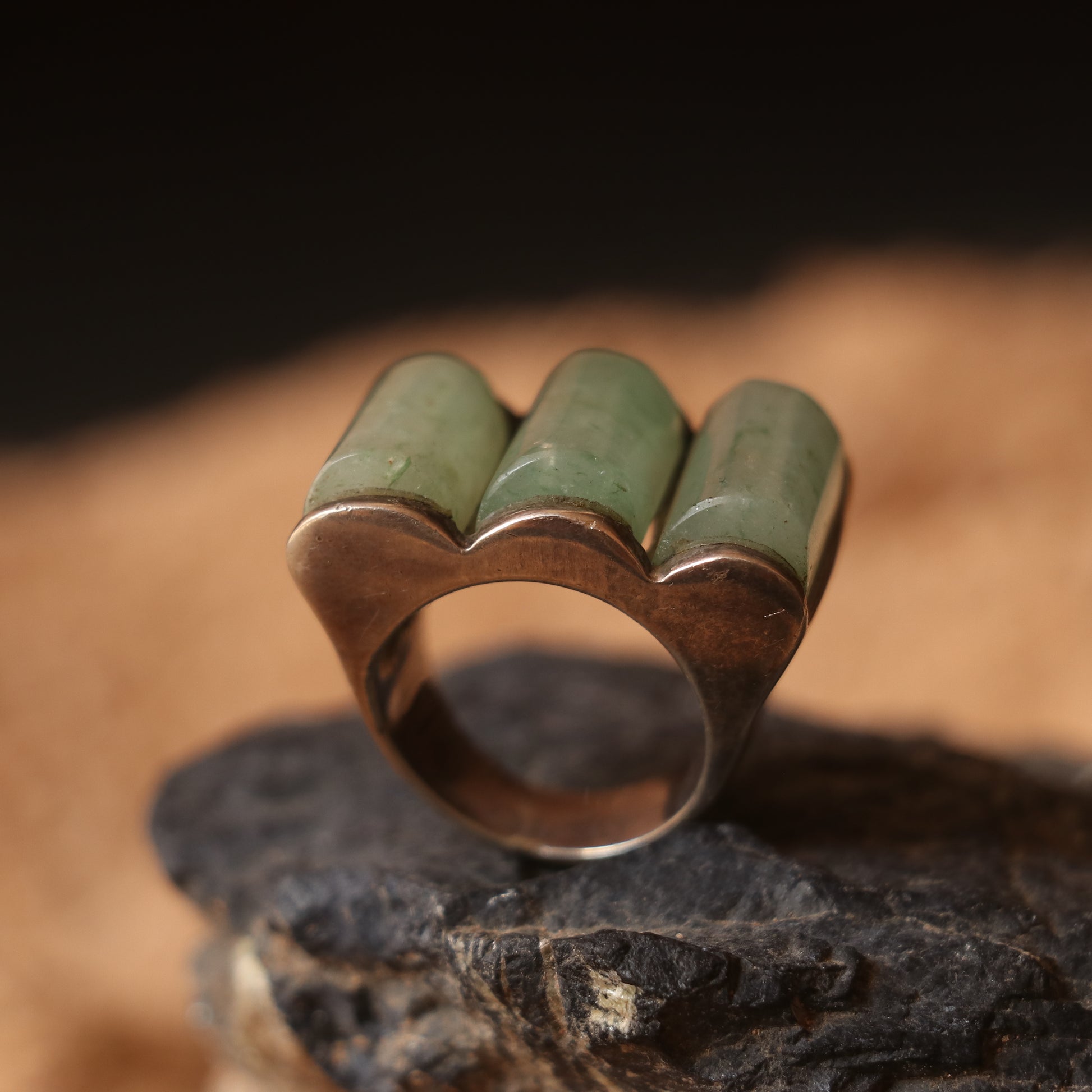 SILVER RING FEATURING TRIO OF AGATES IN A GEOMETRIC DESIGN