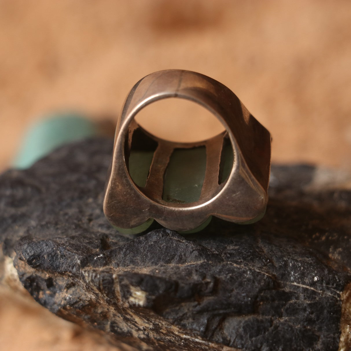 SILVER RING FEATURING TRIO OF AGATES IN A GEOMETRIC DESIGN